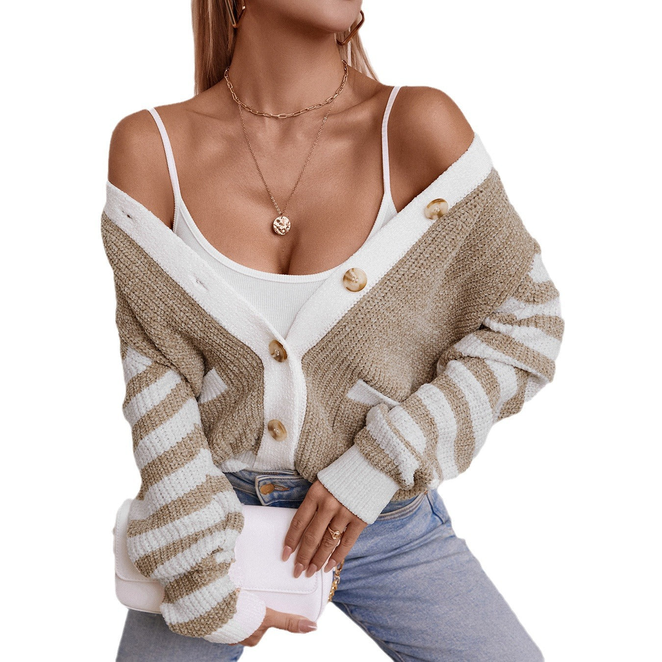 Veste en tricot à la mode pour femmes avec un motif de côtes décoratif et des rayures Chic und Stil