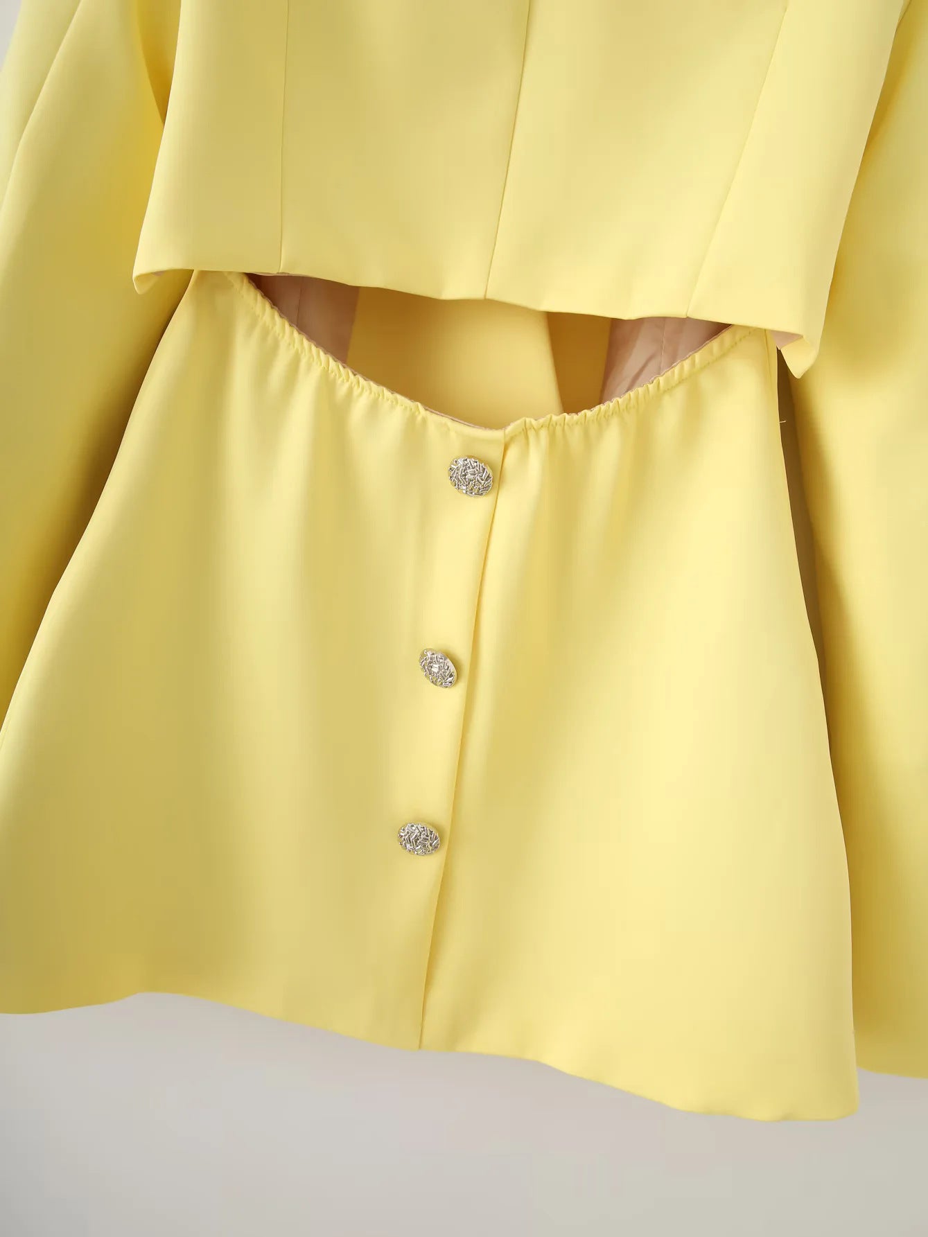 Blazer structuré pour femmes avec des manches à revers élégants et une fermeture décorative Chic und Stil