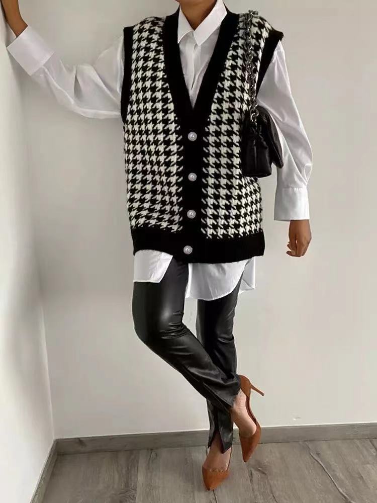 Gilet sans manches pour femmes en tricot avec un motif à carreaux classique et des boutons décoratifs Chic und Stil