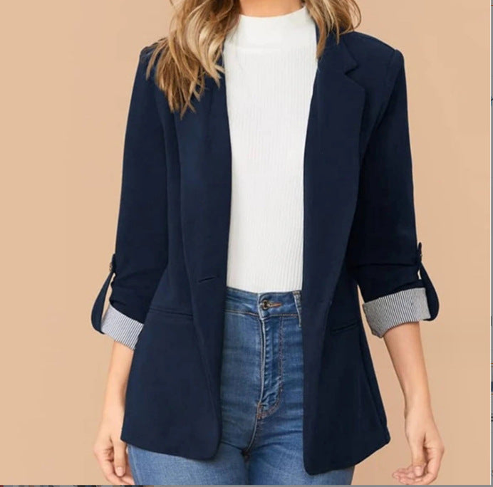 Blazer féminin à la mode avec des manches retroussables et des détails texturés Chic und Stil
