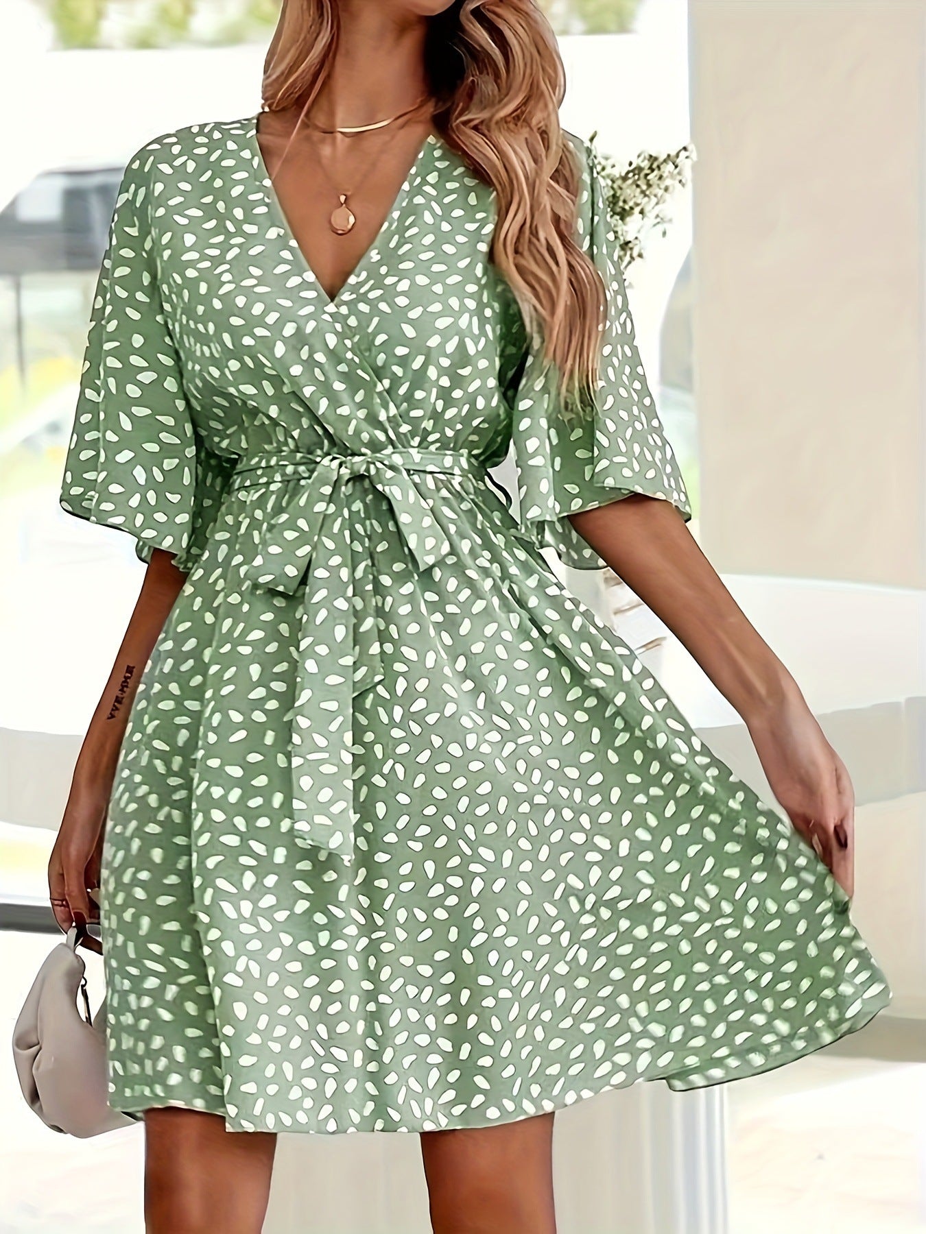 Robe enveloppante pour femmes avec des motifs floraux et une coupe flatteuse Chic und Stil