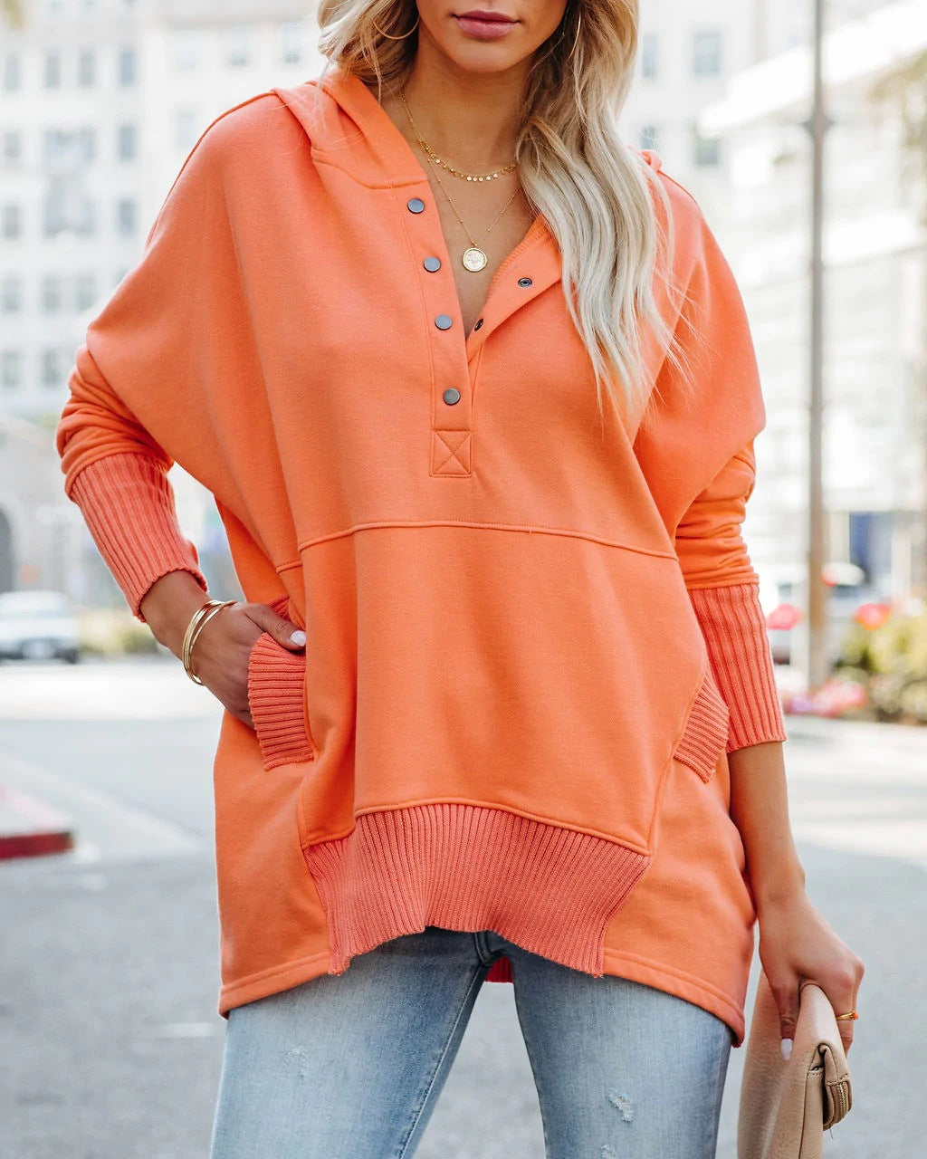 Sweat à capuche décontracté pour femmes avec patte de boutonnage et poche kangourou Chic und Stil