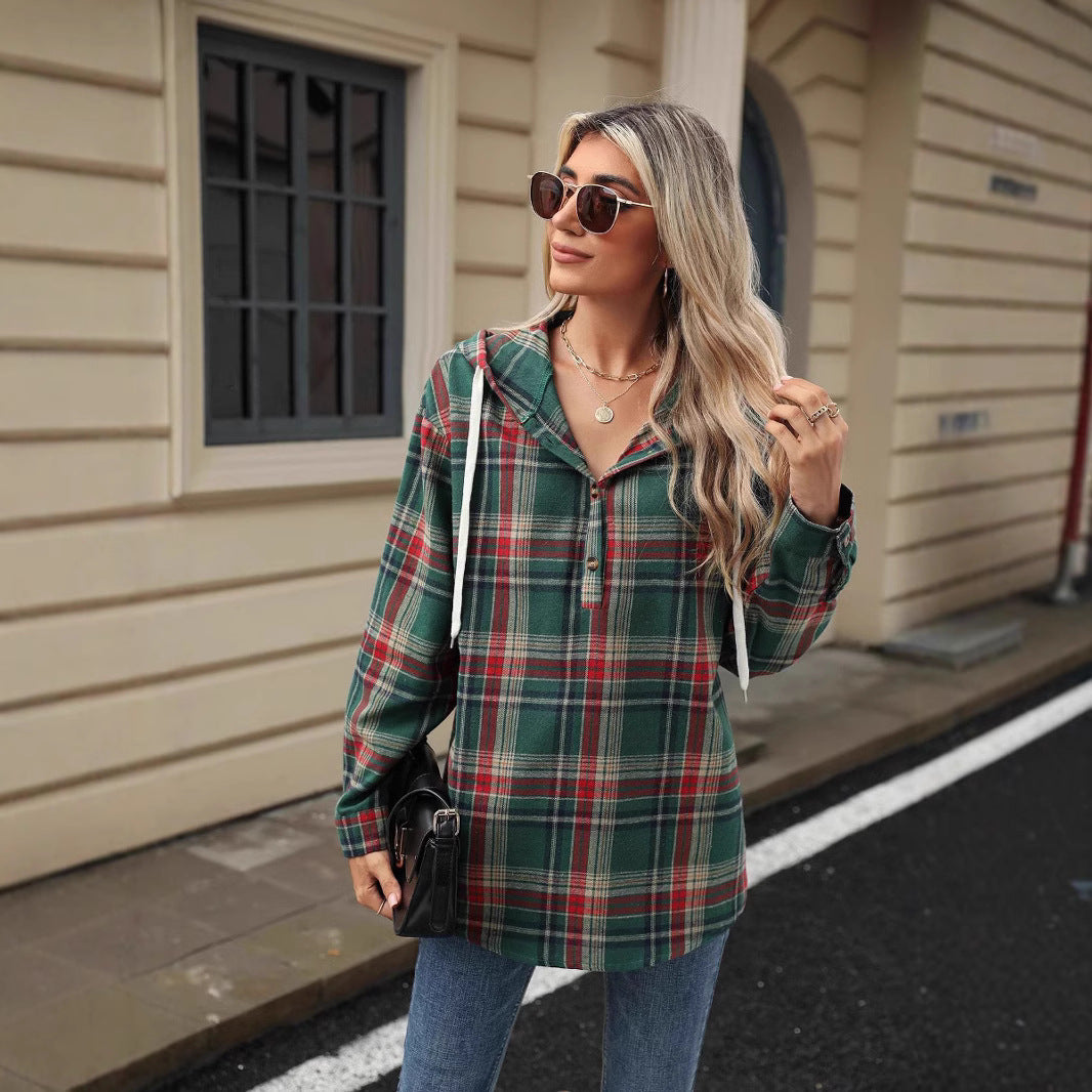 Blouse à capuche à carreaux pour femmes avec des détails pratiques de boutons et une coupe décontractée Chic und Stil