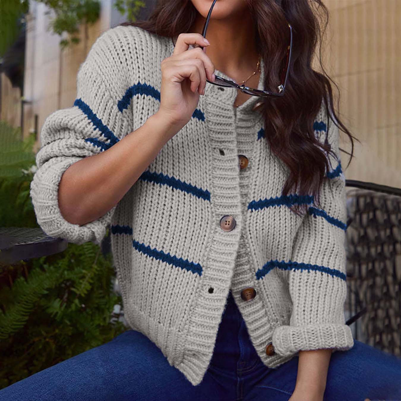 Veste en tricot pour femmes avec des rayures décontractées et des boutons pratiques Chic und Stil
