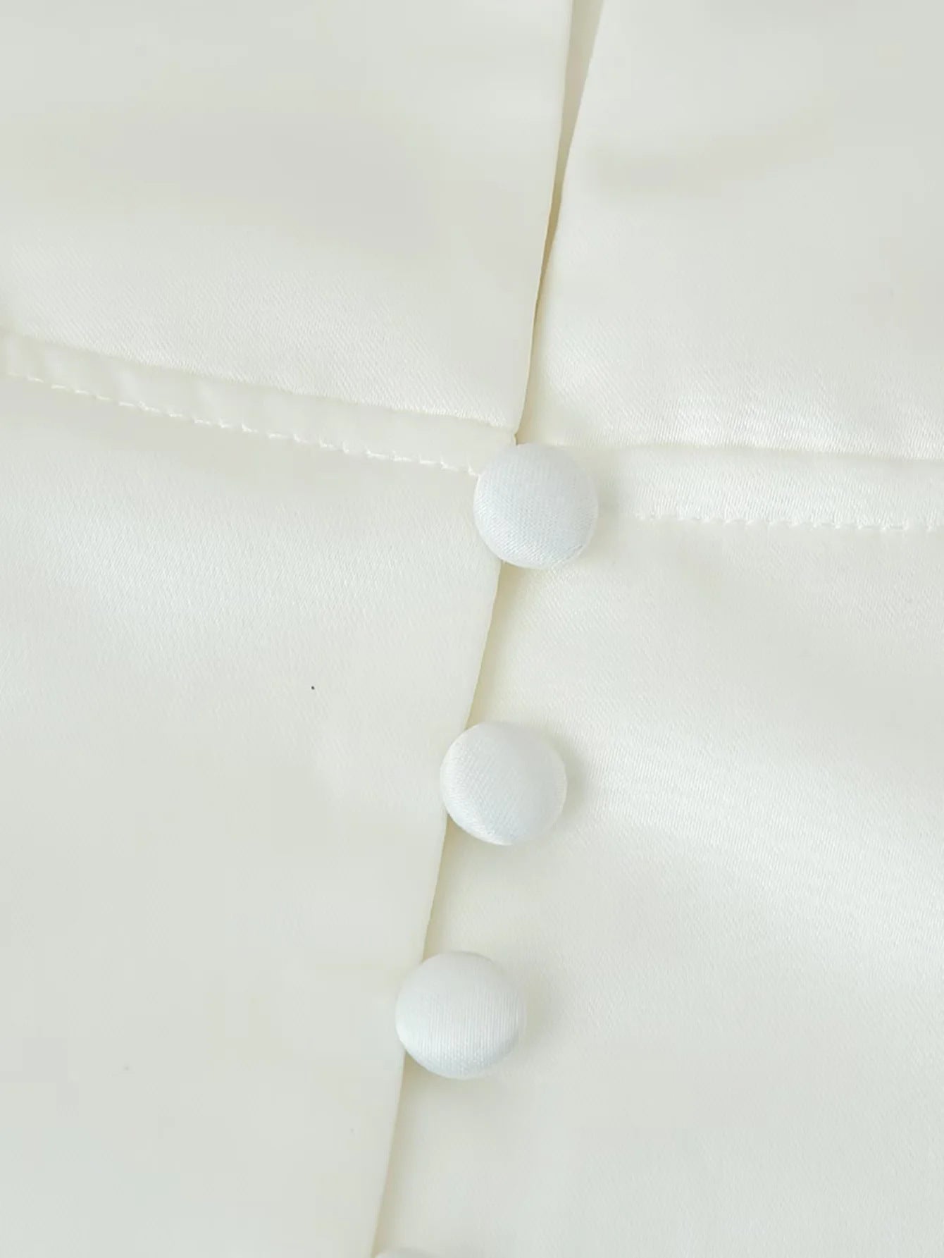 Blouse cintrée pour femmes avec des détails de boutons modernes et un col montant Chic und Stil