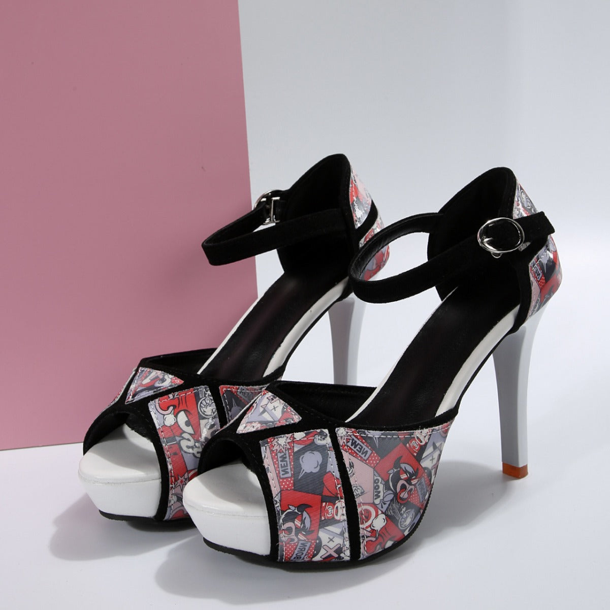 Sandales ouvertes pour femmes avec un design en paillettes glamour et un élégant talon bloc Chic und Stil