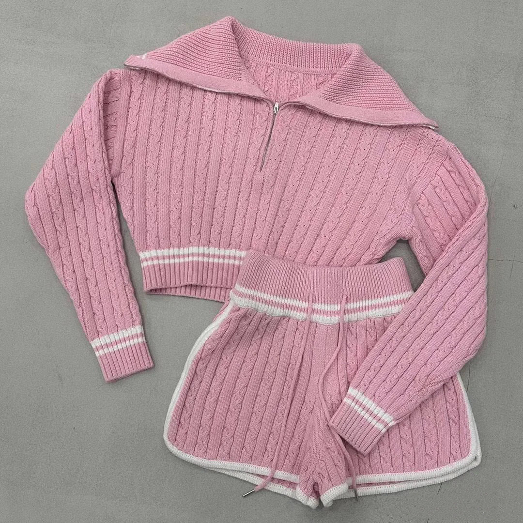 Pull en tricot court pour femmes avec col montant et short dans l'ensemble Chic und Stil