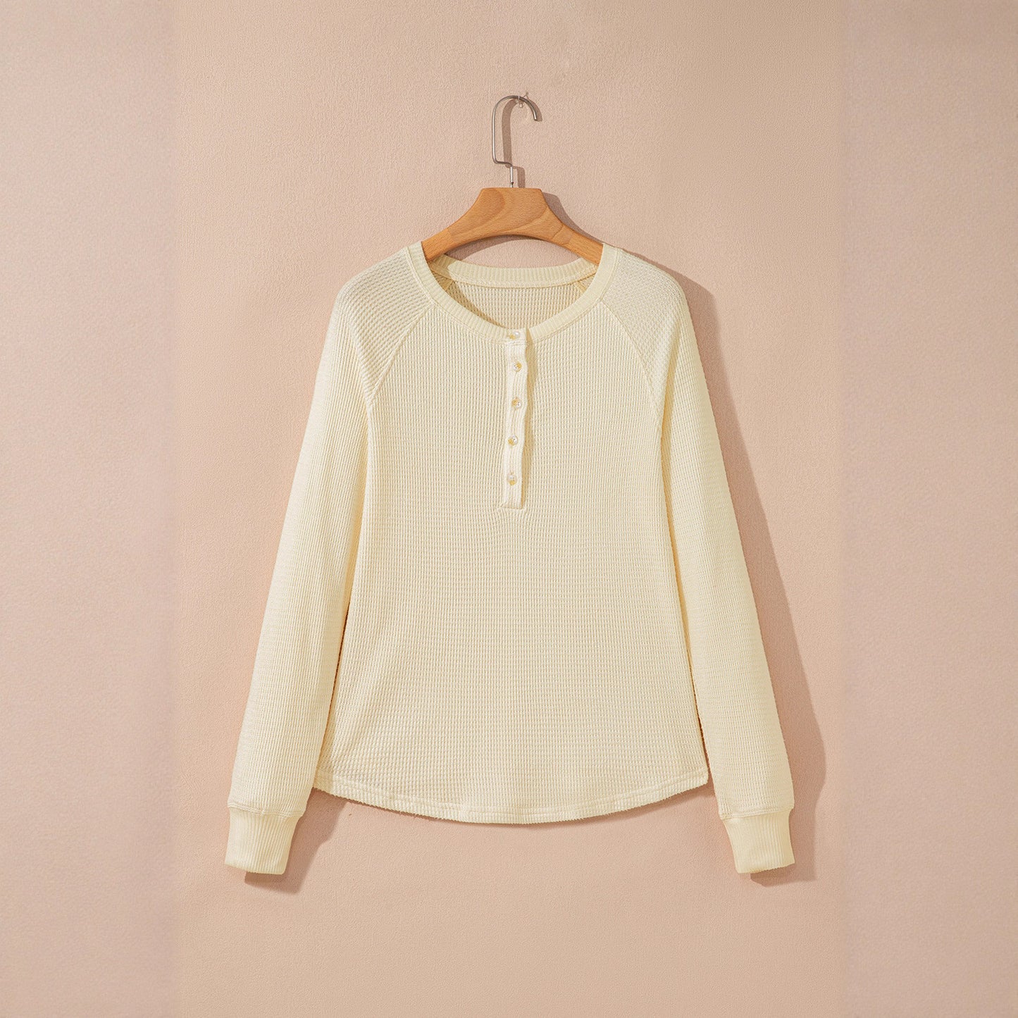 Pull Henley décontracté pour femmes en matériau texturé Chic und Stil