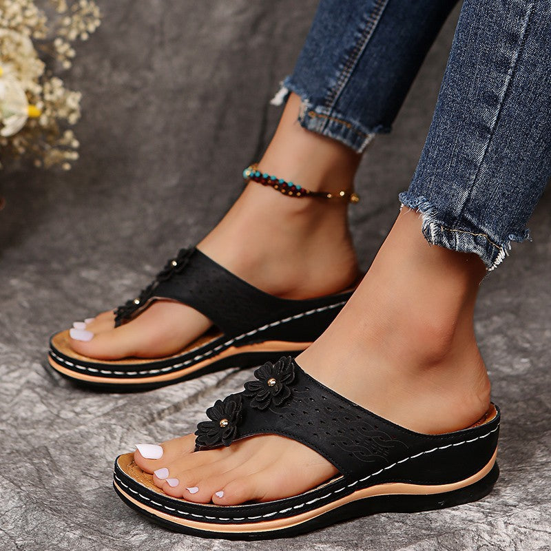Sandales à brides pour dames avec une élégante application florale et un soutien de pied anatomique Chic und Stil