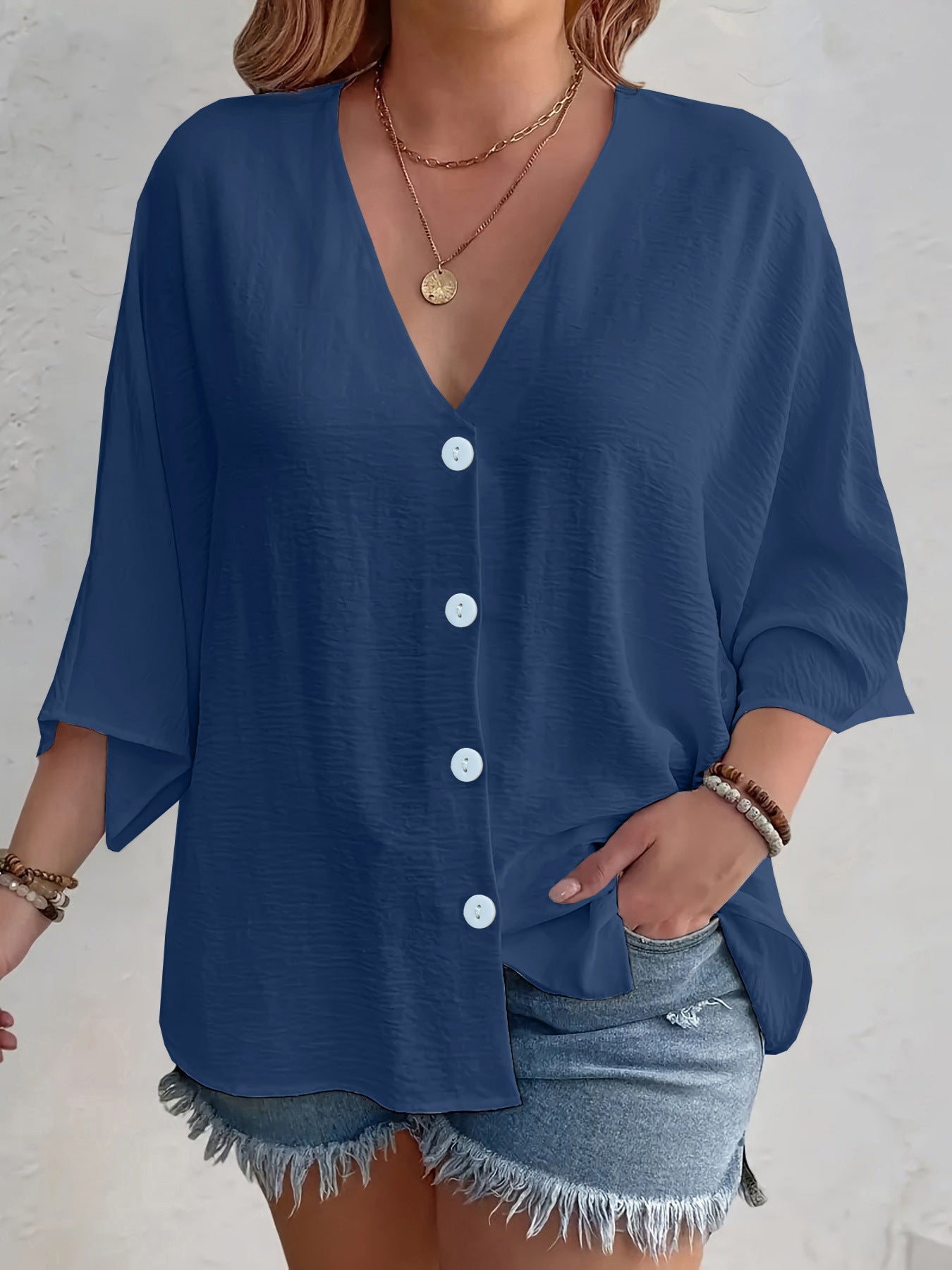Blouse à manches courtes avantageuse pour dames avec patte de boutonnage et décolleté en V Chic und Stil