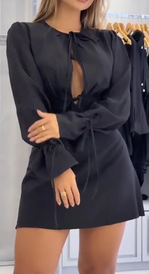 Robe mini intemporelle pour femmes avec décolleté en V profond et manches à nœuds Chic und Stil