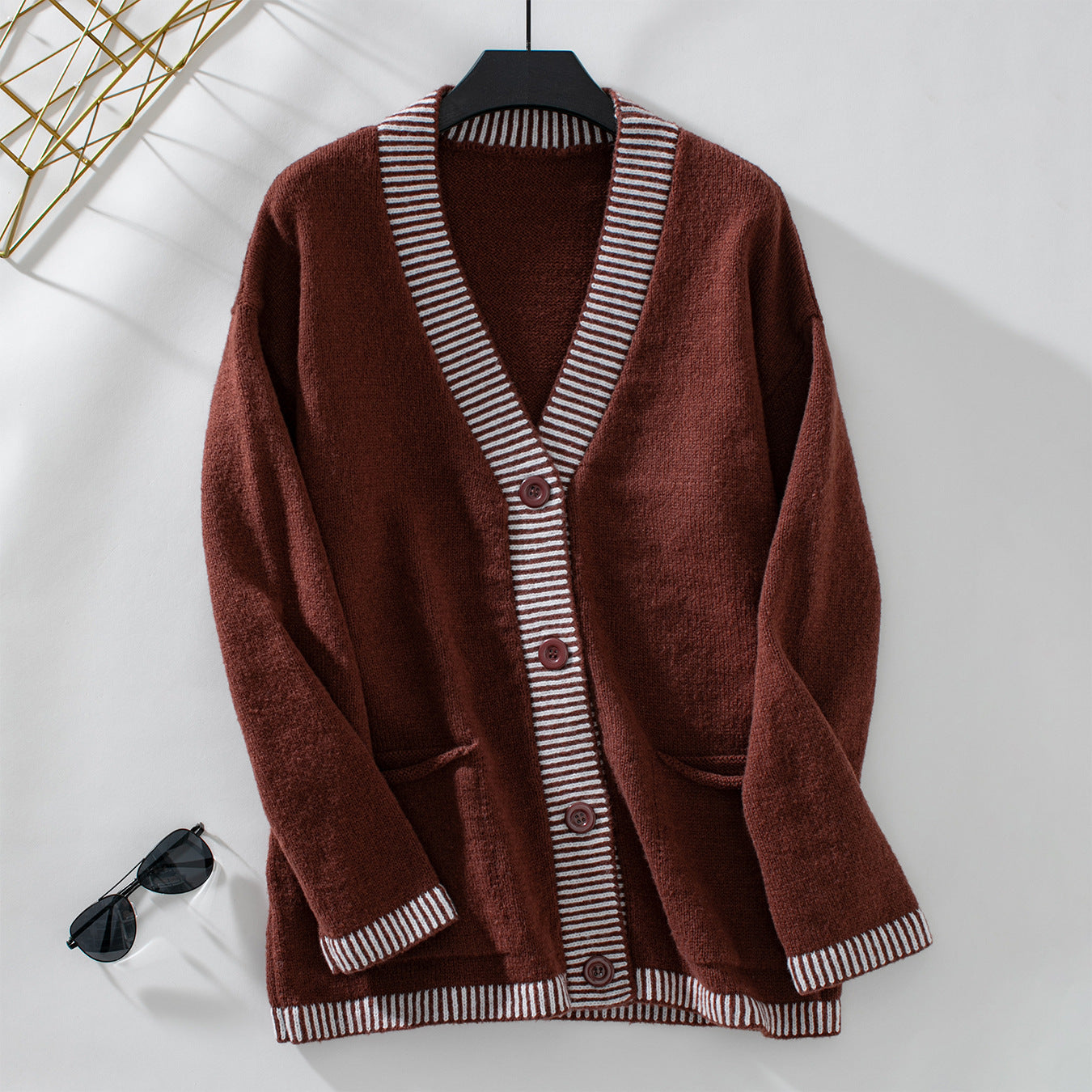 Veste en tricot pour femmes avec des accents de rayures modernes et des poches Chic und Stil