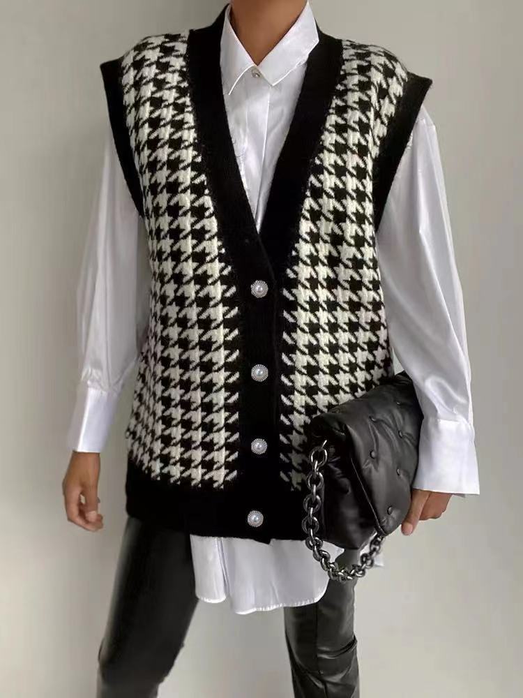Gilet sans manches pour femmes en tricot avec un motif à carreaux classique et des boutons décoratifs Chic und Stil