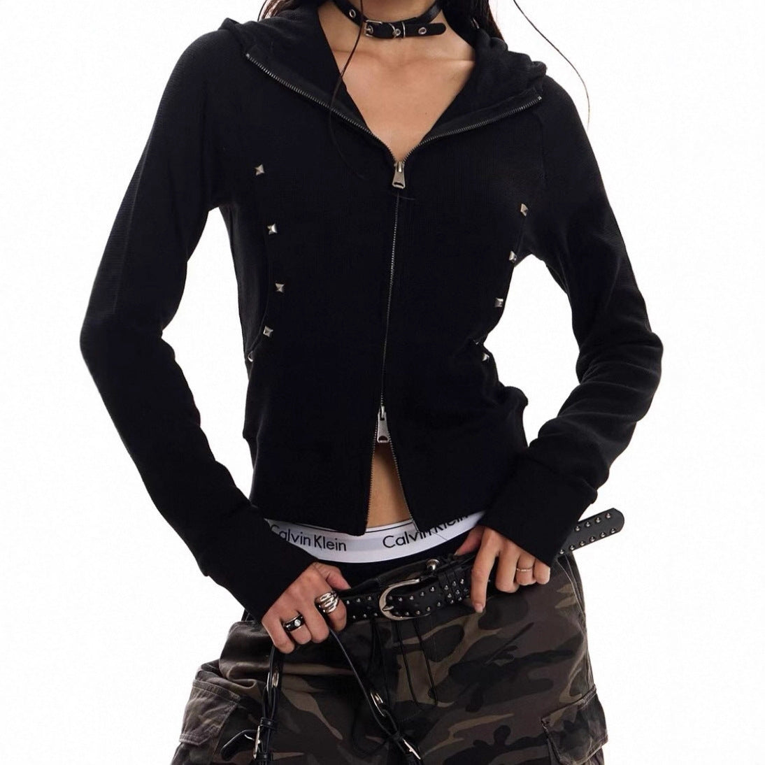 Veste à capuche mode pour femmes avec des clous décoratifs et coupe ajustée Chic und Stil