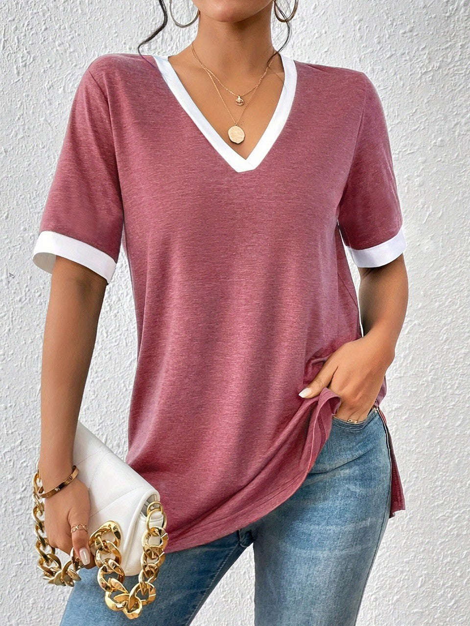 T-shirt pour femmes à décolleté en V avec des accents tendance et une coupe confortable Chic und Stil