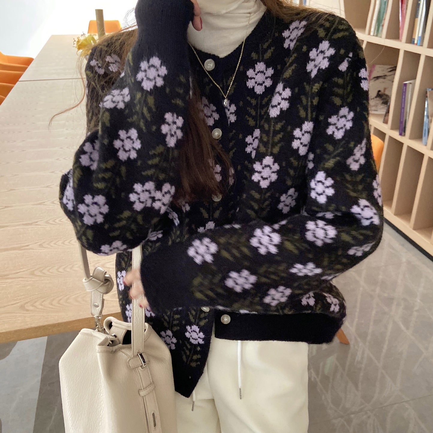 Cardigan en tricot pour femmes avec motif floral Chic und Stil