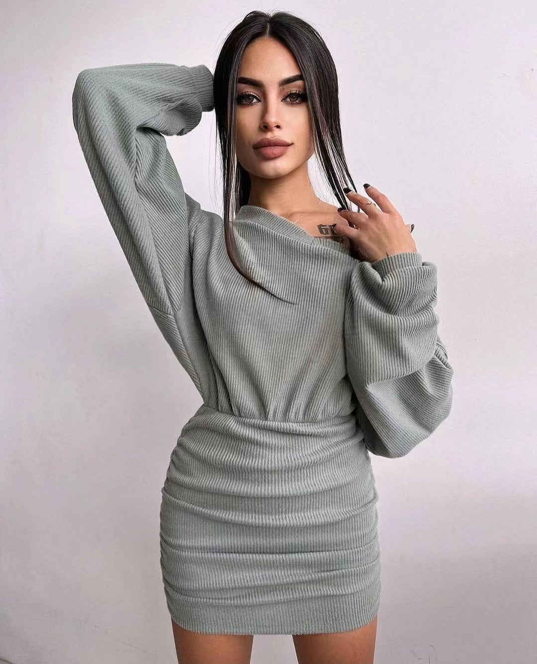 Robe mini femme avec design asymétrique et col large Chic und Stil