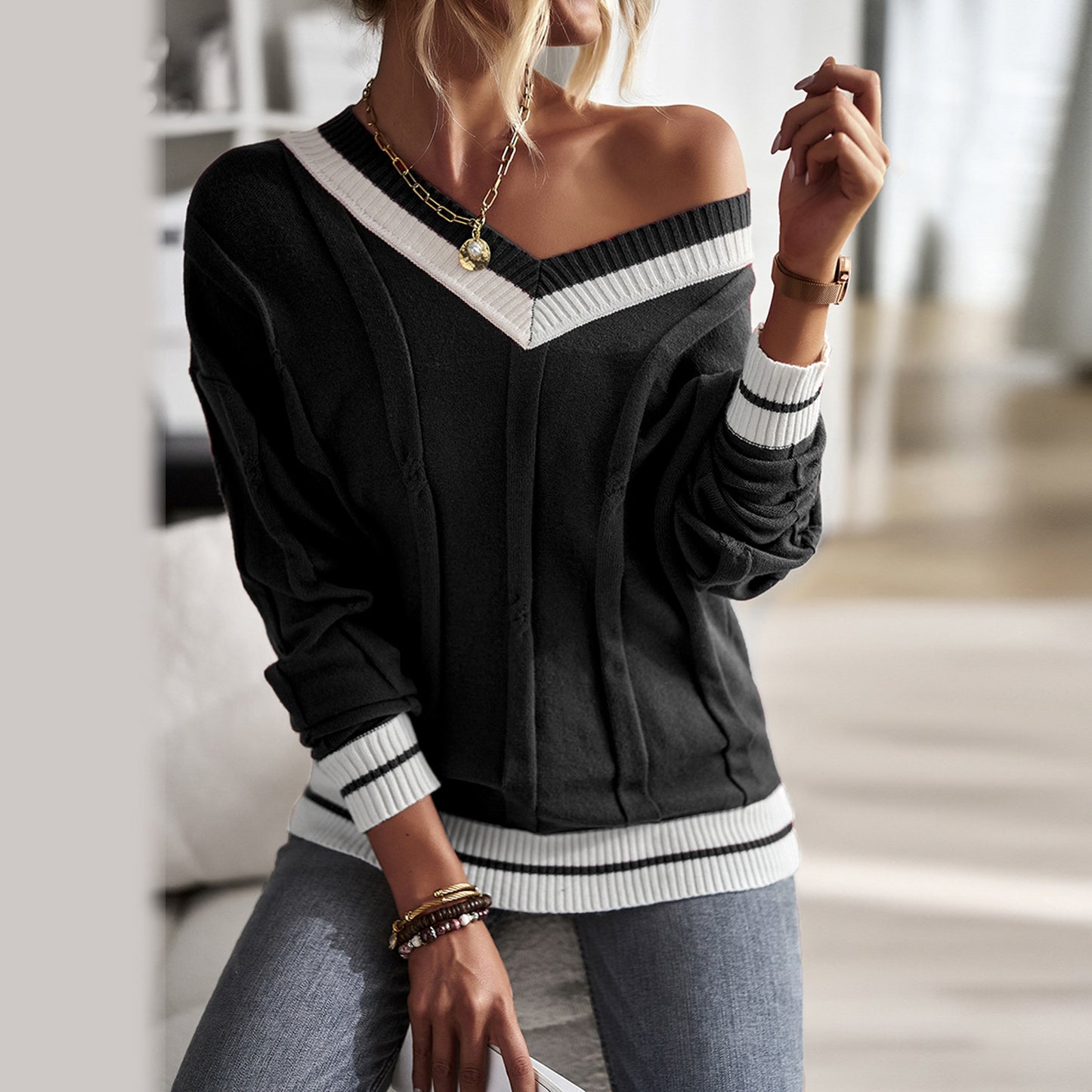 Casual women's top with off-shoulder cut and contrasting ribbed details Chic und Stil