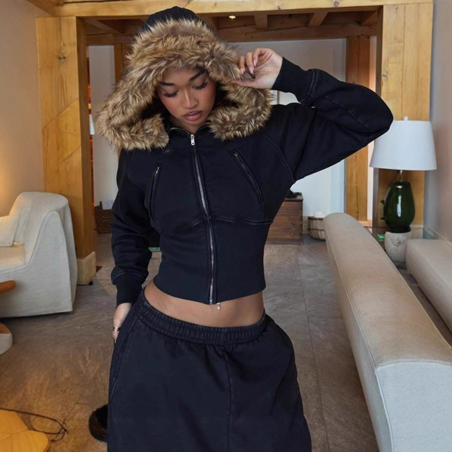 Veste à capuche pour femmes avec doublure en fausse fourrure amovible et coupe cintrée Chic und Stil
