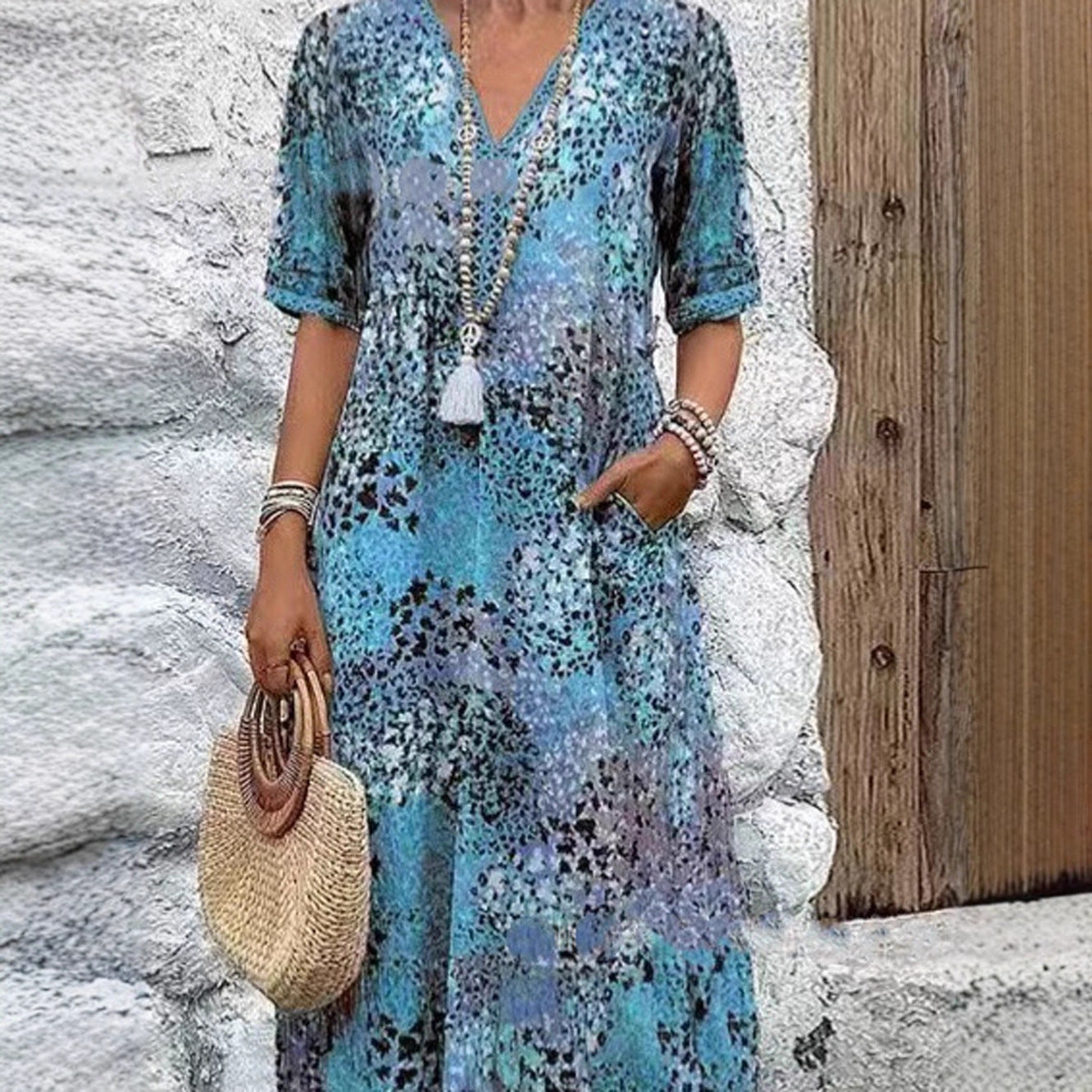 Robe maxi femme avec décolleté en V et poches latérales pratiques Chic und Stil