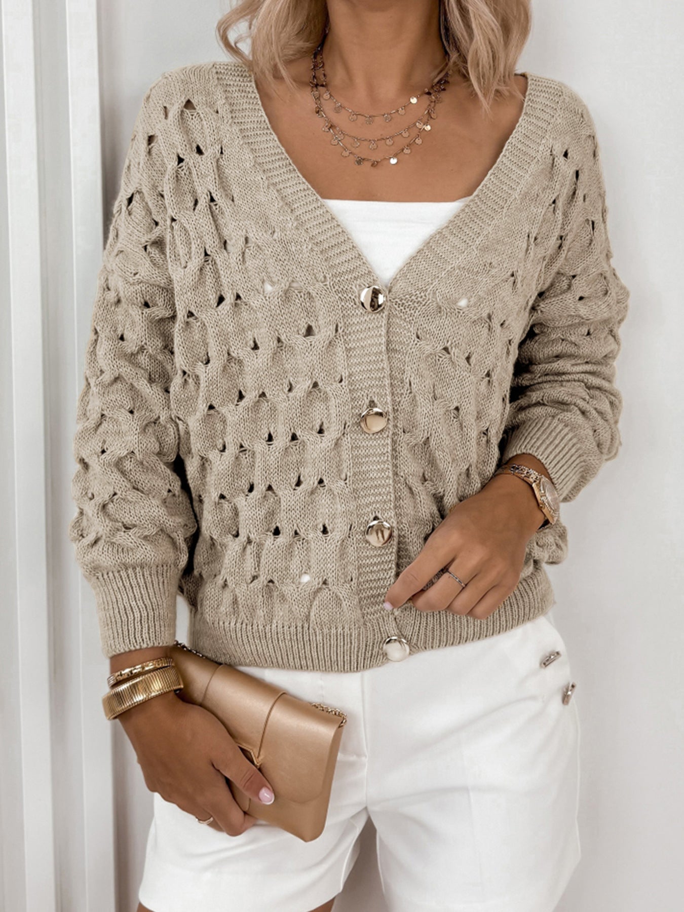 Veste en tricot pour femmes avec une structure en mailles aérées et des détails de boutons élégants Chic und Stil