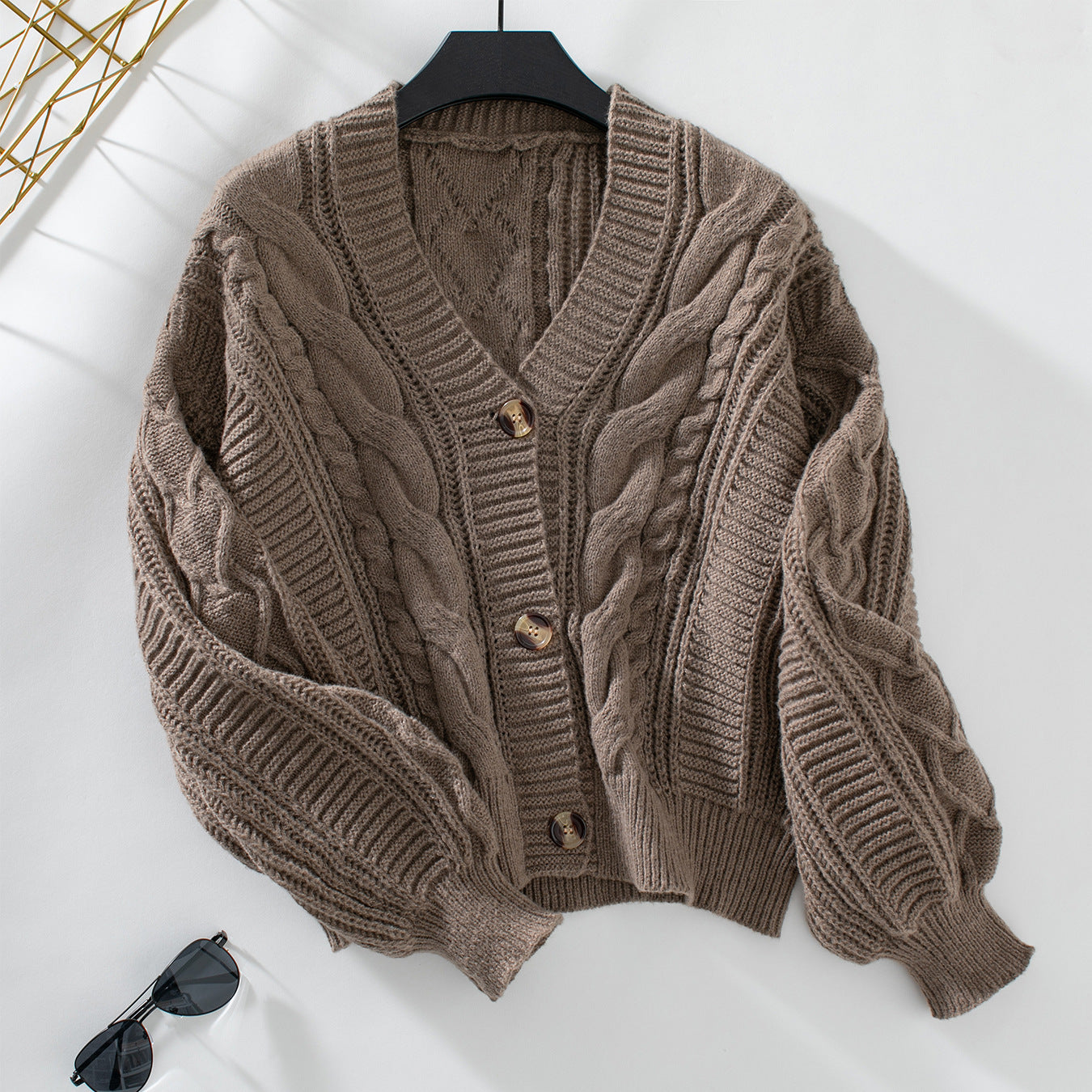Veste en tricot pour femmes avec un design en tresses décoratif et un matériau doux et texturé Chic und Stil