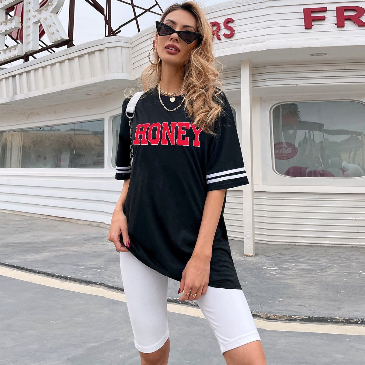 T-shirt oversize pour femmes avec inscription distinctive et accents sportifs Chic und Stil
