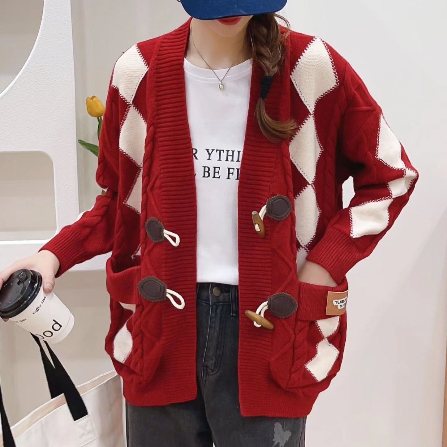 Cardigan pour femmes en tricot épais avec motif losange romantique et boutons en bois décoratifs Chic und Stil