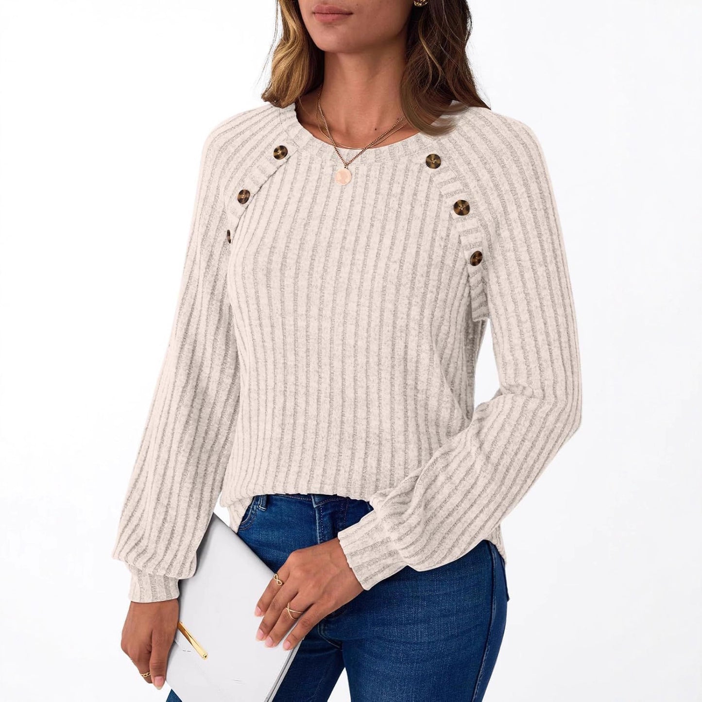 Pull en tricot pour femmes avec boutons décoratifs et fine structure côtelée Chic und Stil