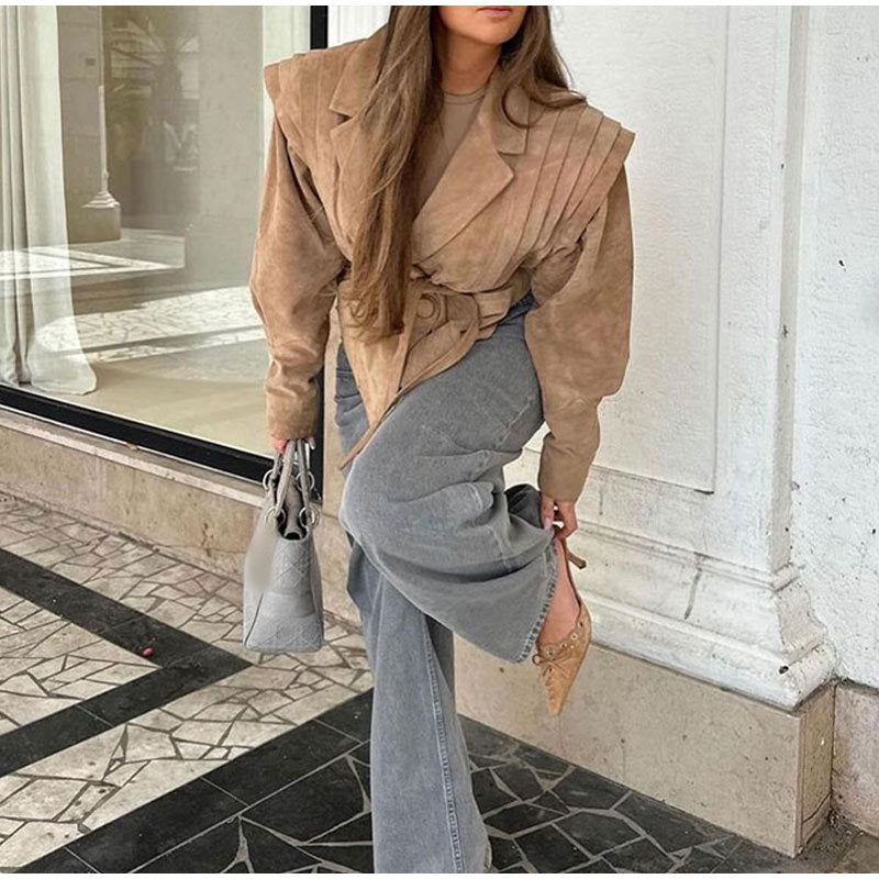 Blazer féminin élégant avec détails d'épaule lissés et ceinture à nouer Chic und Stil