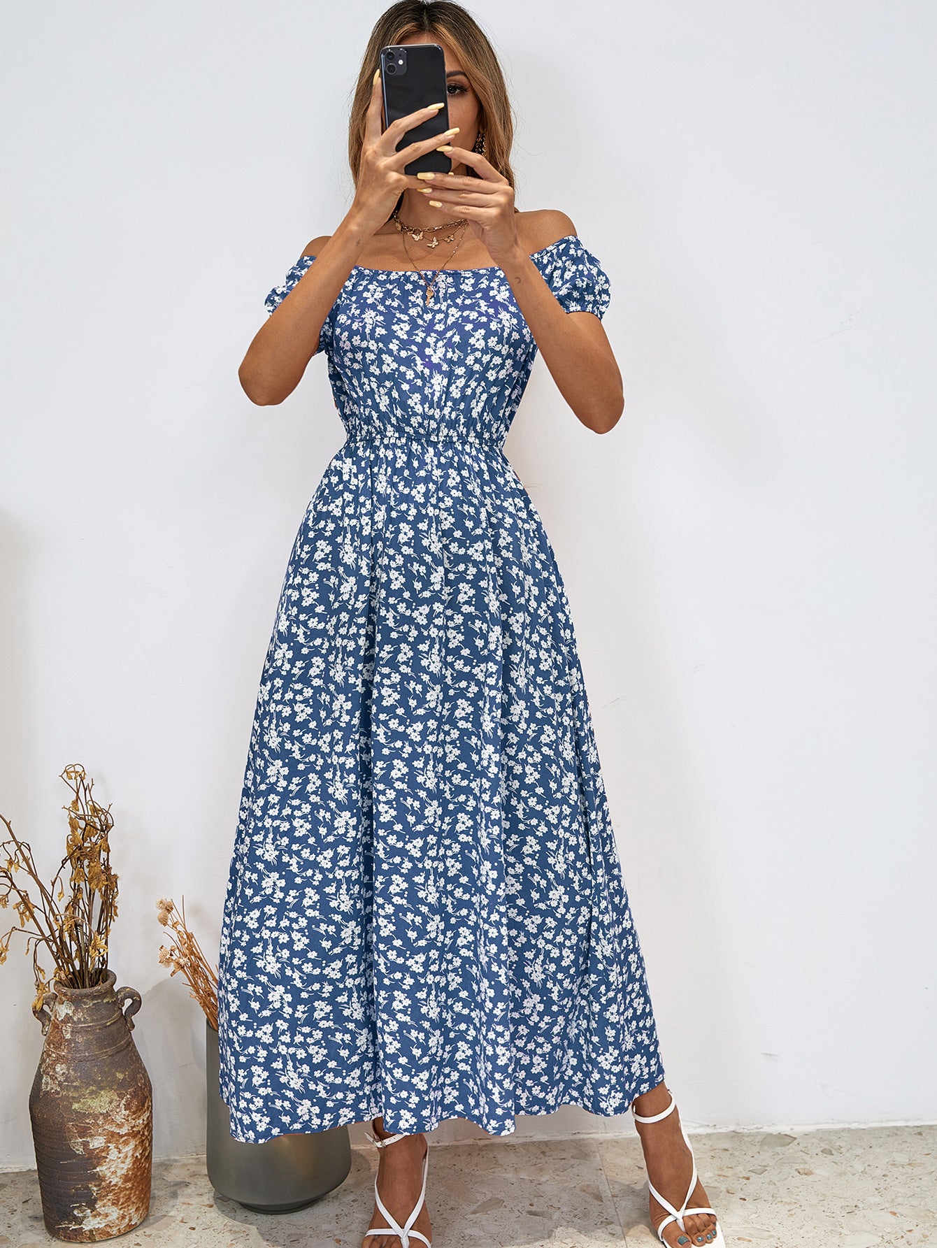 Robe maxi femme avec décolleté épaules nues et motifs floraux Chic und Stil