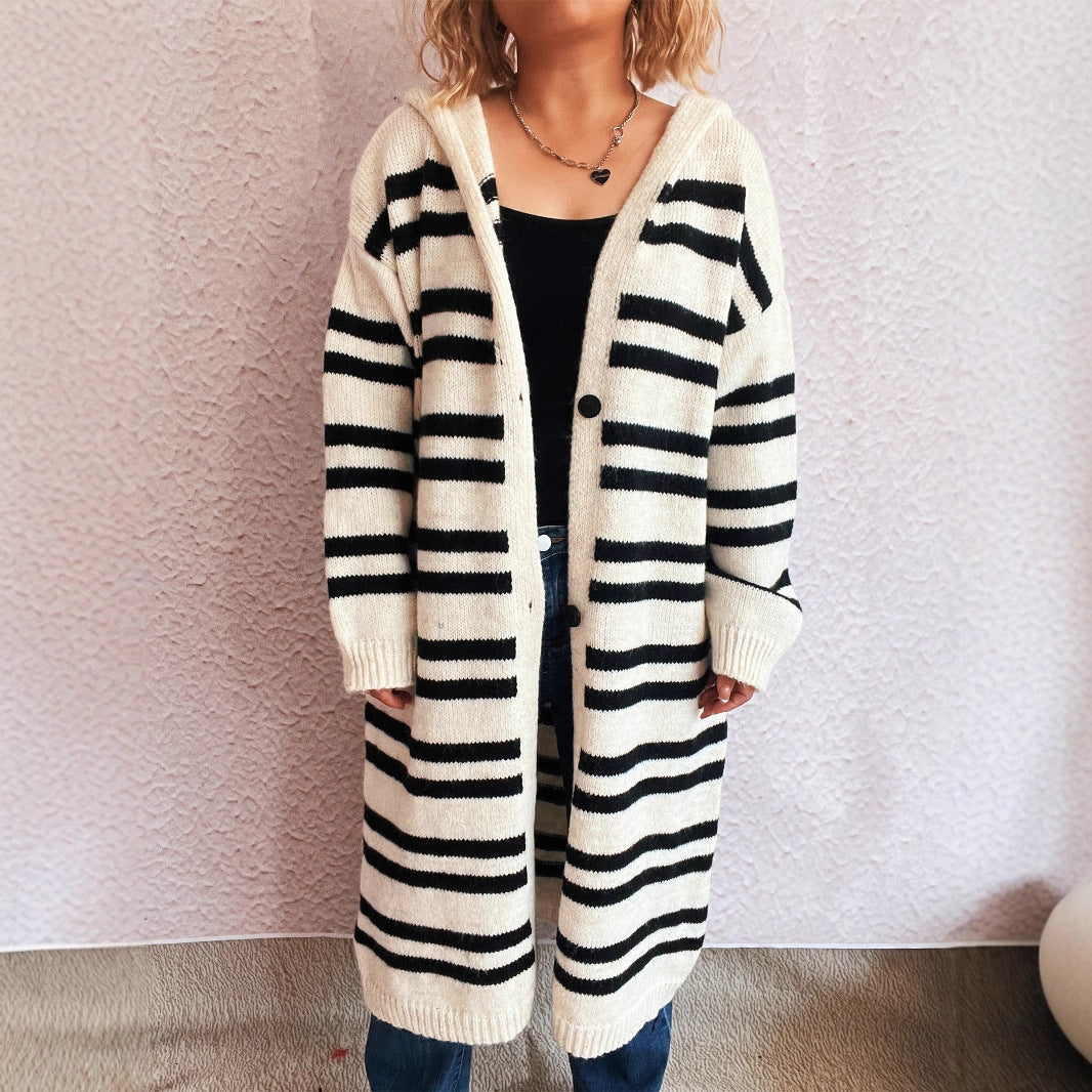 Cardigan en tricot confortable pour femmes avec un motif rayé à la mode et capuche Chic und Stil