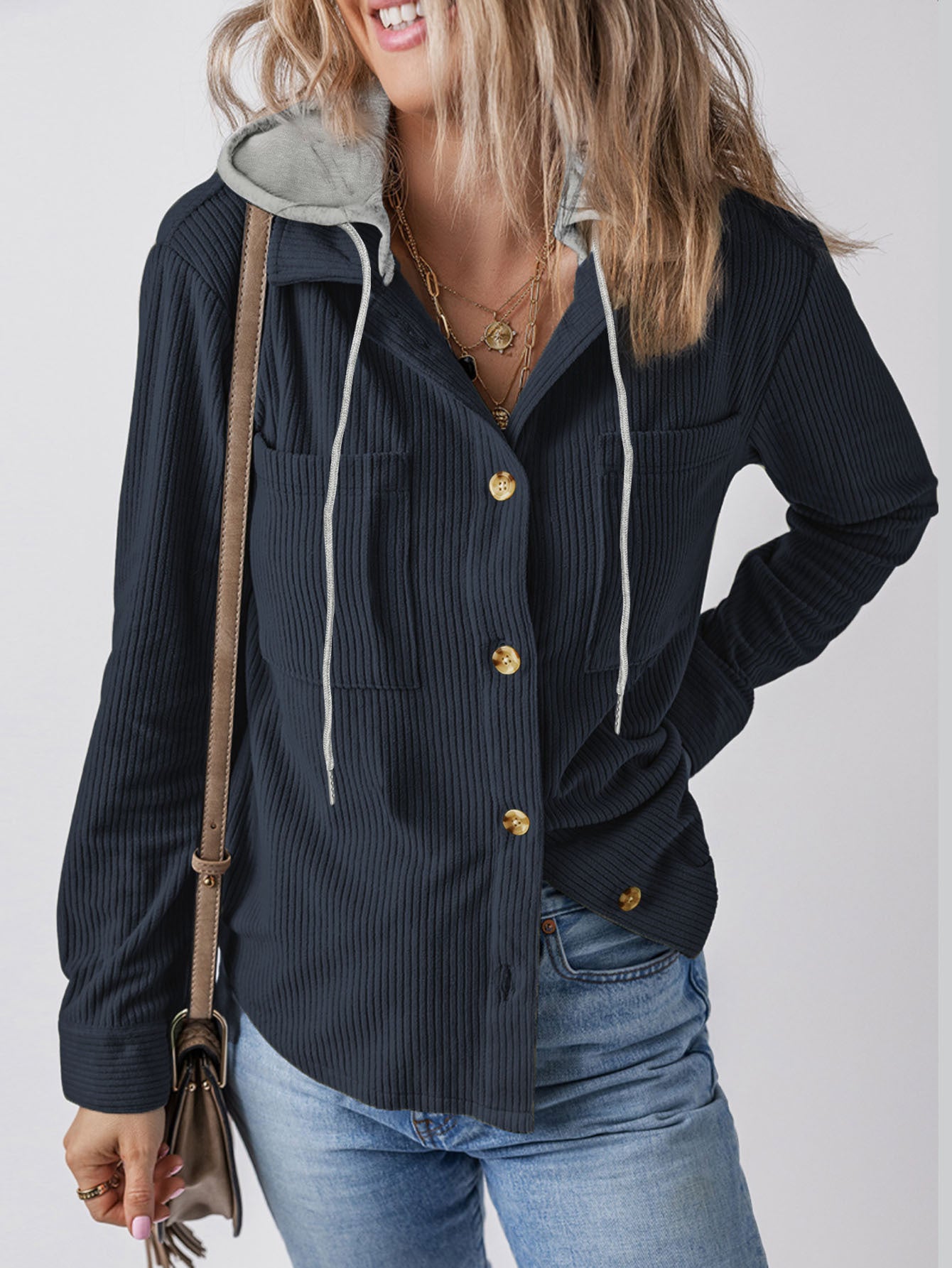 Blouse à capuche pour femmes avec tissu texturé et détails de bouton pratiques Chic und Stil