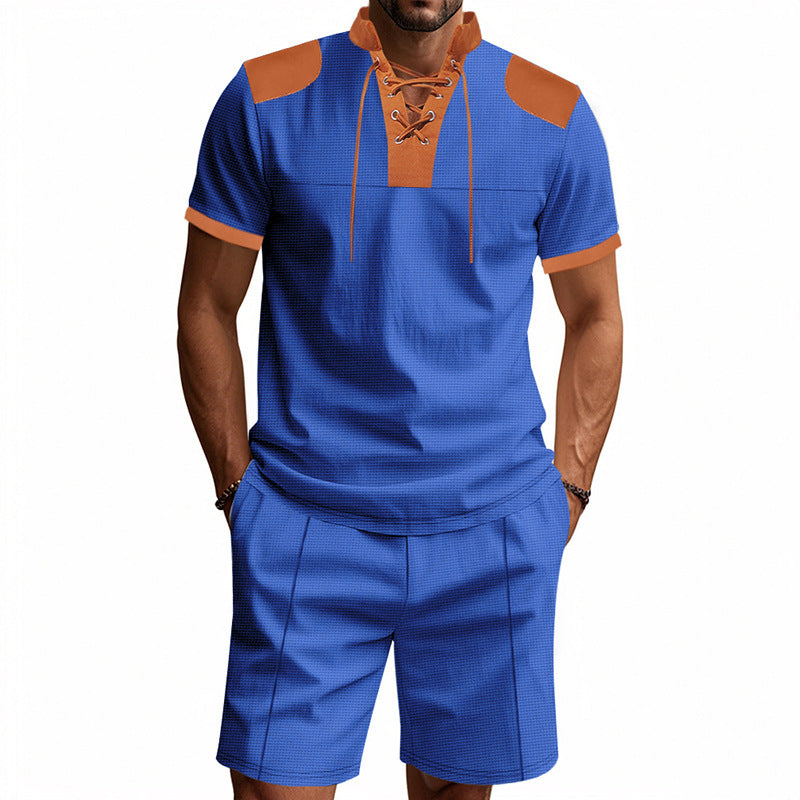 Polo-shirt pour hommes avec un design de laçage unique et des shorts assortis Chic und Stil