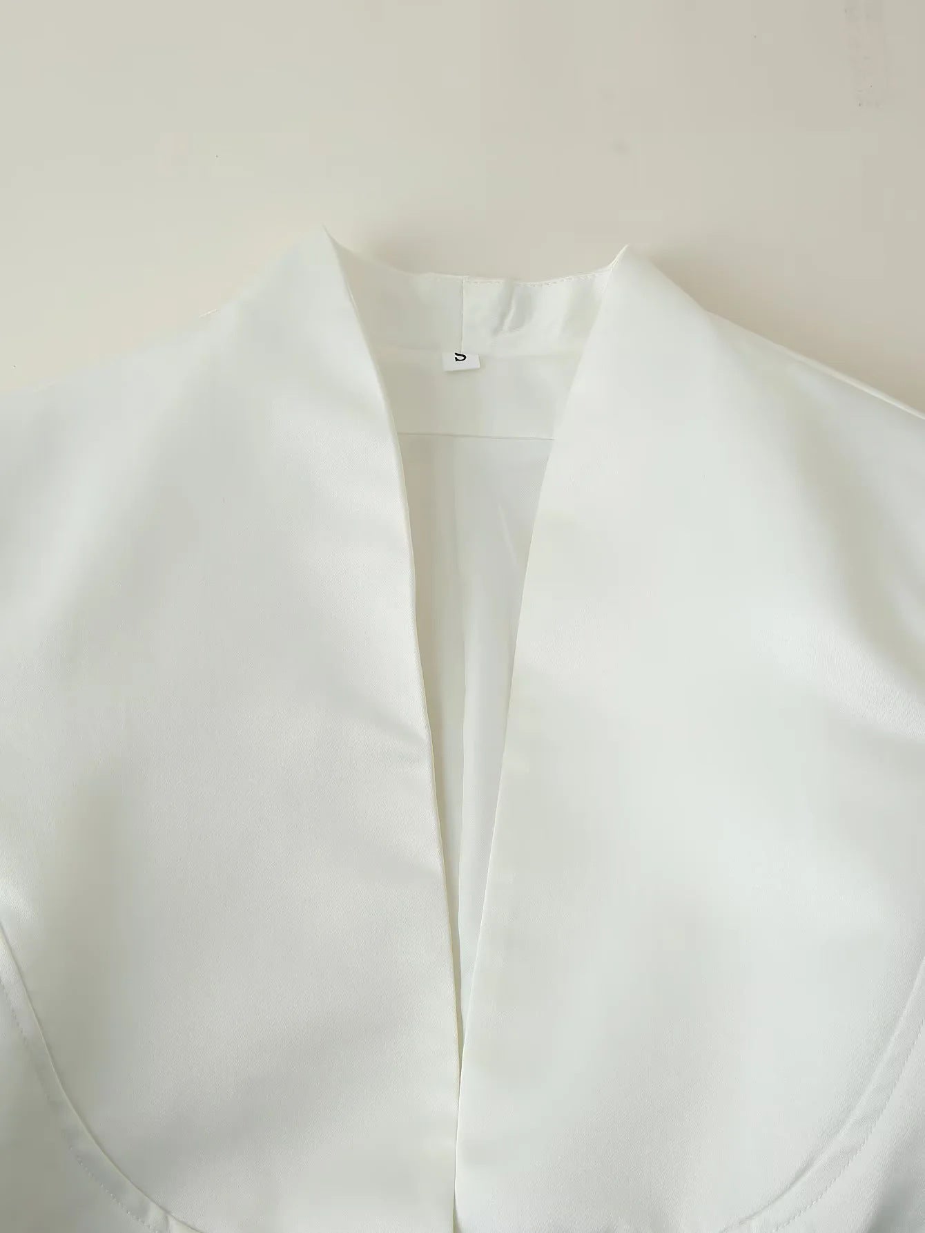 Blouse cintrée pour femmes avec des détails de boutons modernes et un col montant Chic und Stil