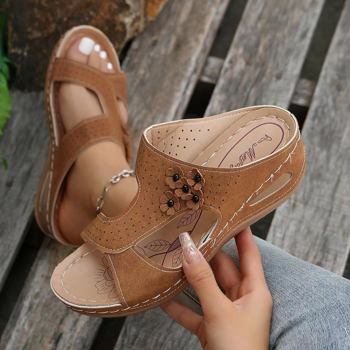 Sandales confortables pour femmes avec décor floral et tige en matériau respirant Chic und Stil