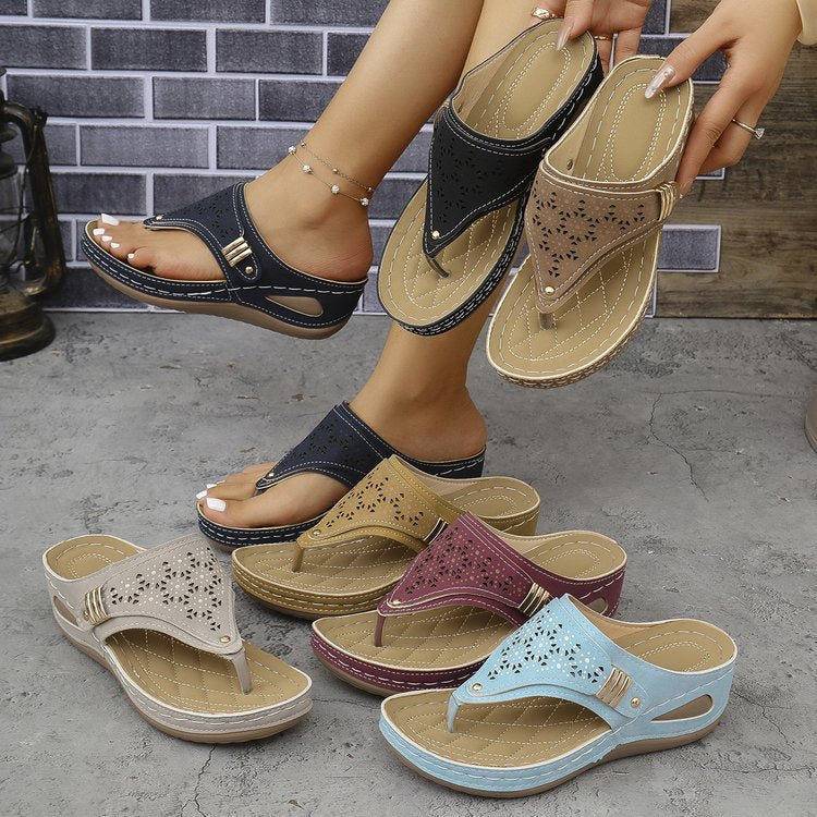 Sandales tongs confortables pour dames avec un look aéré en motif perforé Chic und Stil