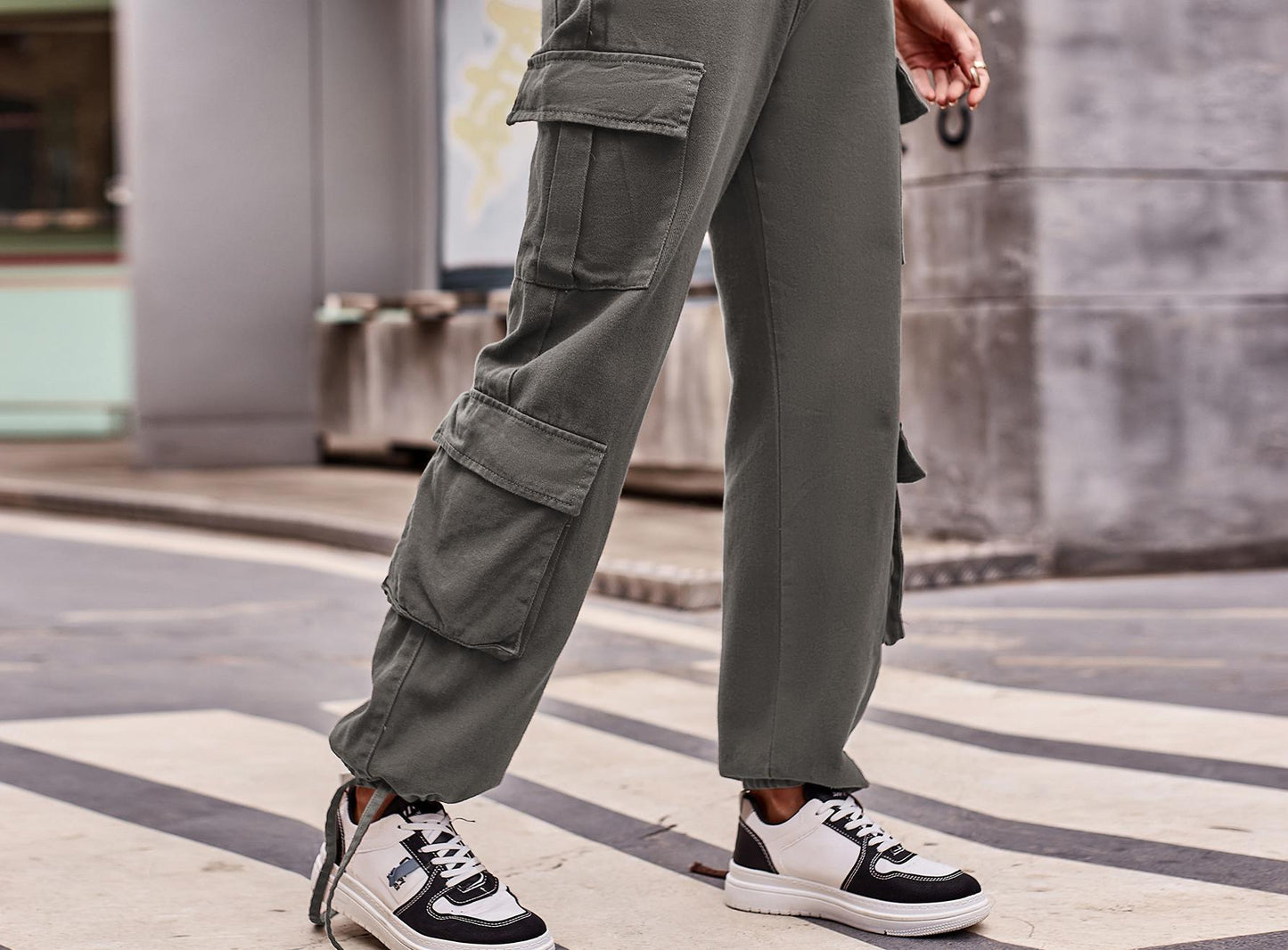 Cargo pants for women with an innovative cut and practical pockets Chic und Stil
