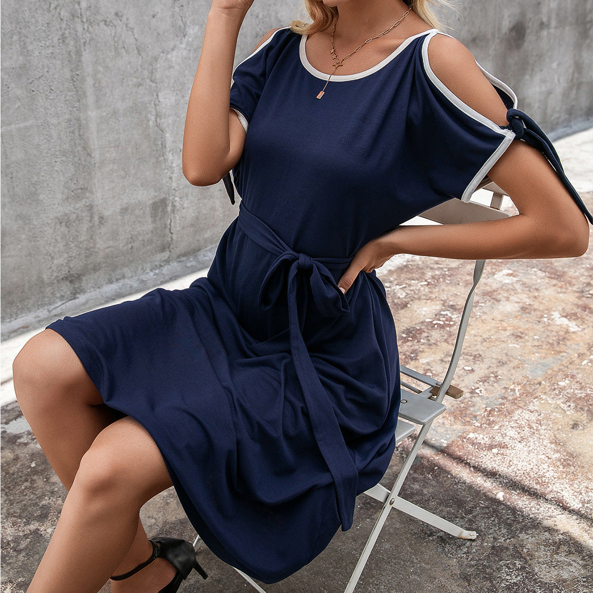 Robe midi femme avec des détails d'épaule audacieux et une ceinture ajustable Chic und Stil