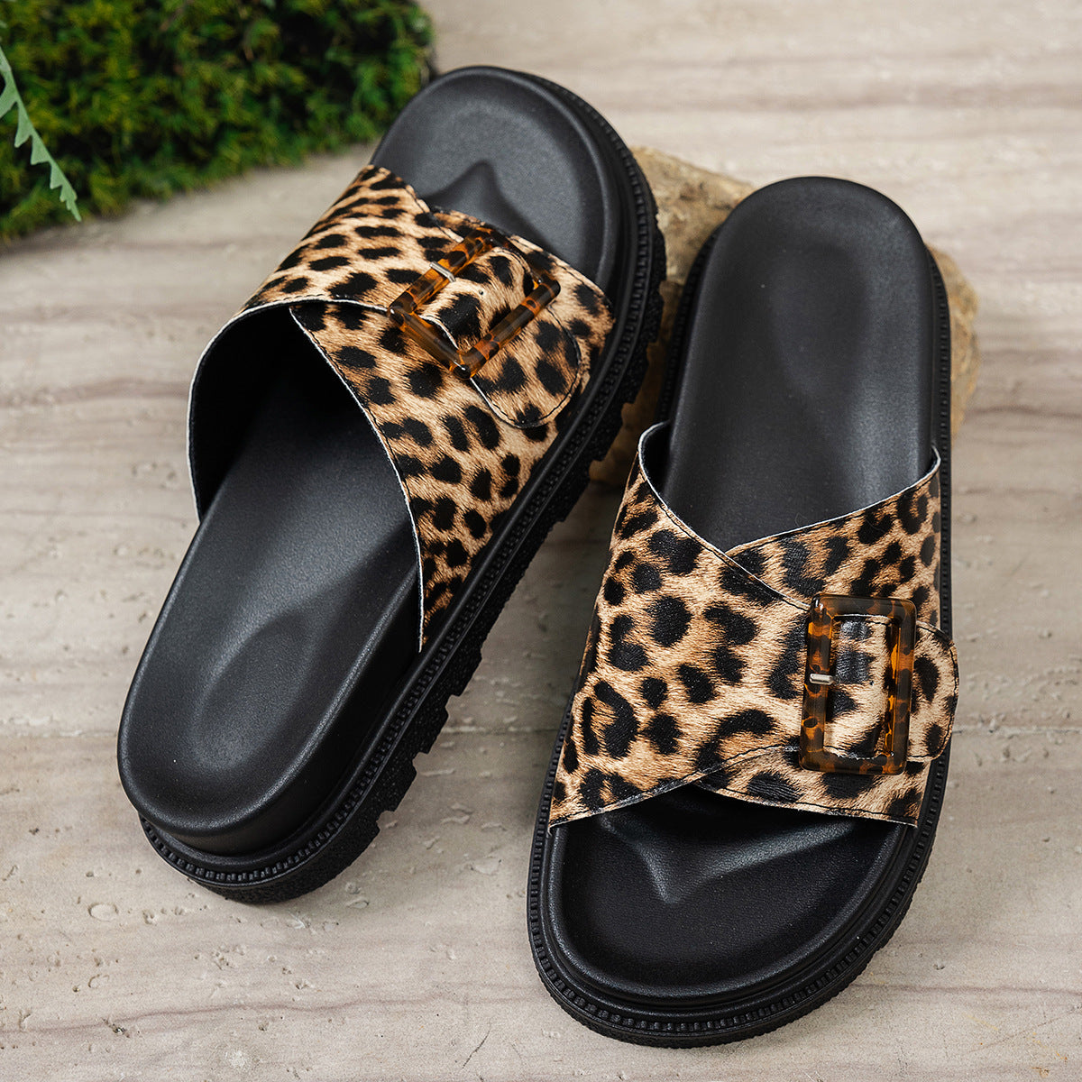 Sandales à glisser stylées pour dames avec motif léopard et design de boucle à la mode Chic und Stil