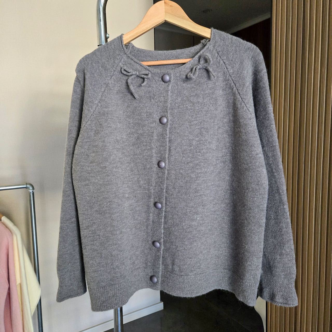 Dames Pull-over douillet avec des nœuds décoratifs et de grands boutons Chic und Stil
