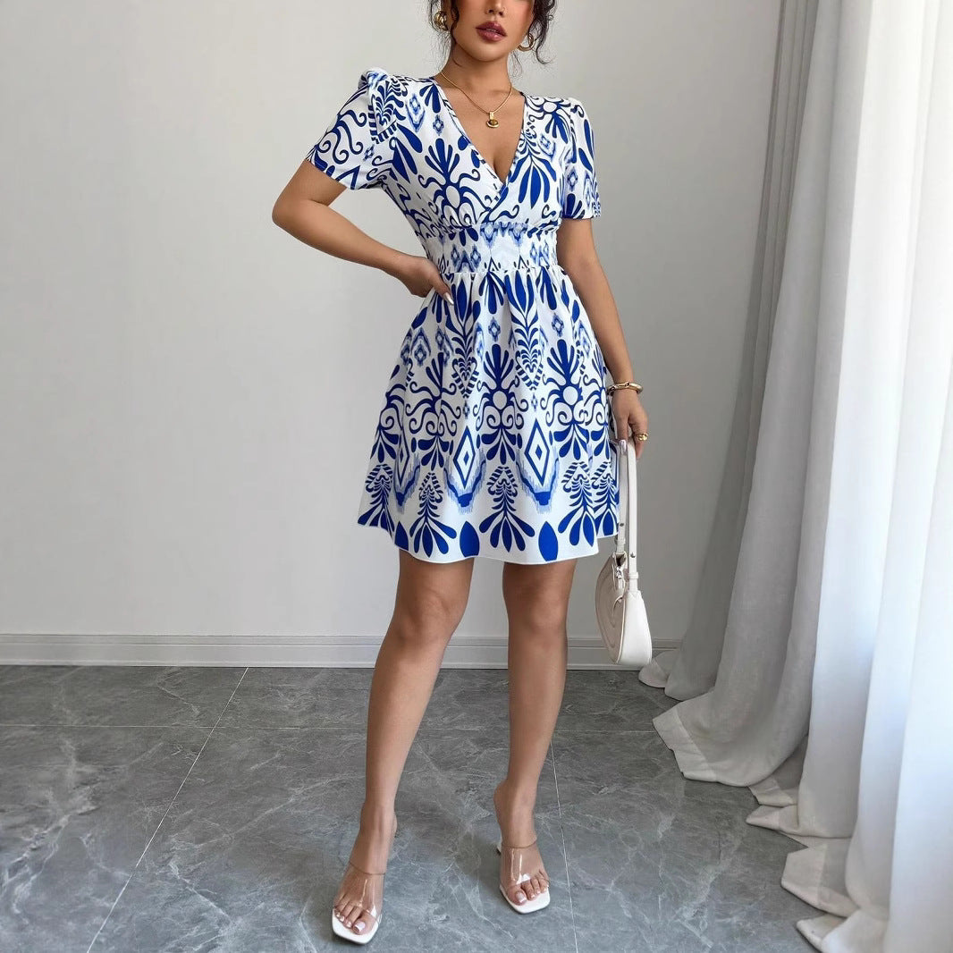 Robe mini femme avec une coupe A-line ludique et des motifs floraux Chic und Stil