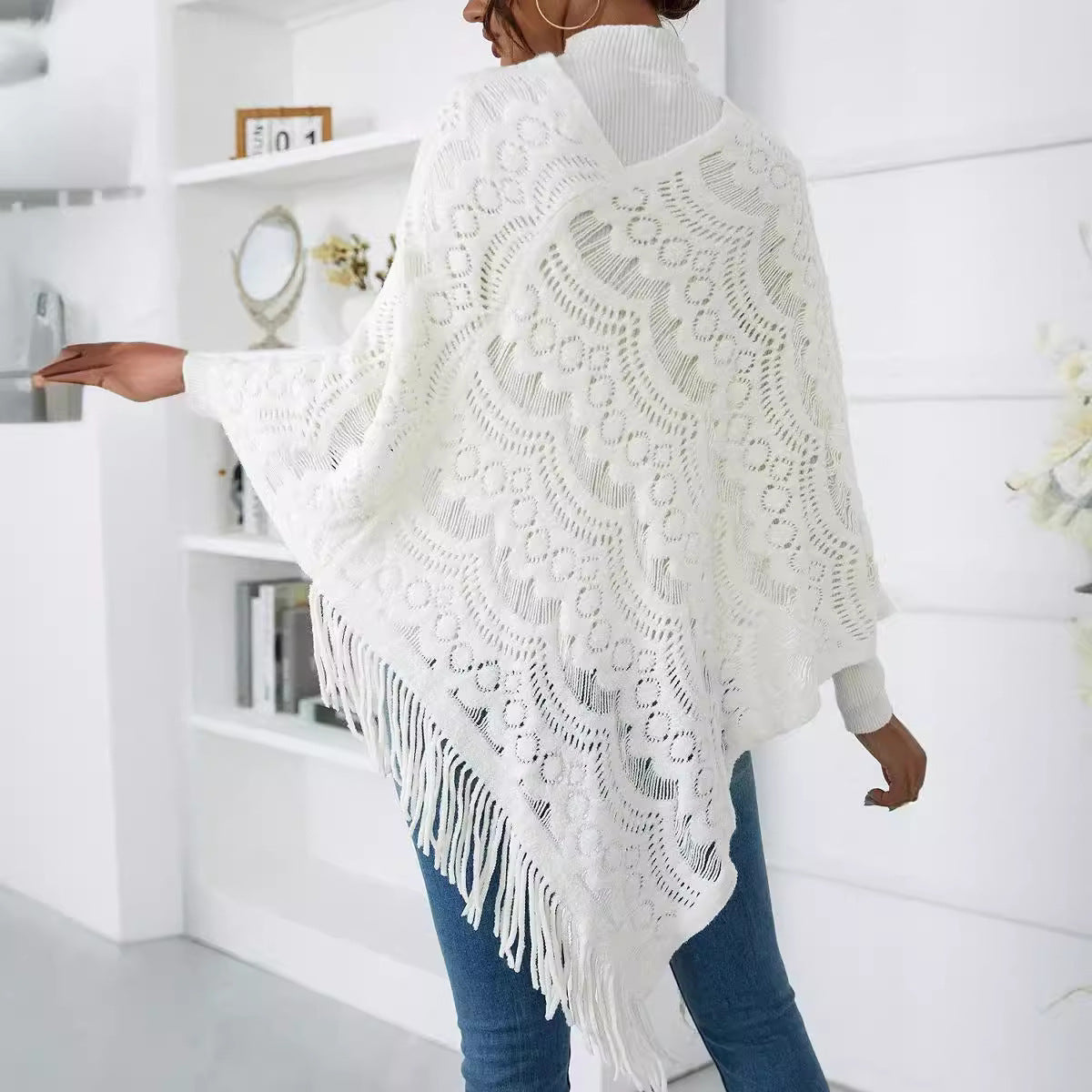 Poncho en tricot pour dames avec des motifs en crochet artistiques et des franges Chic und Stil