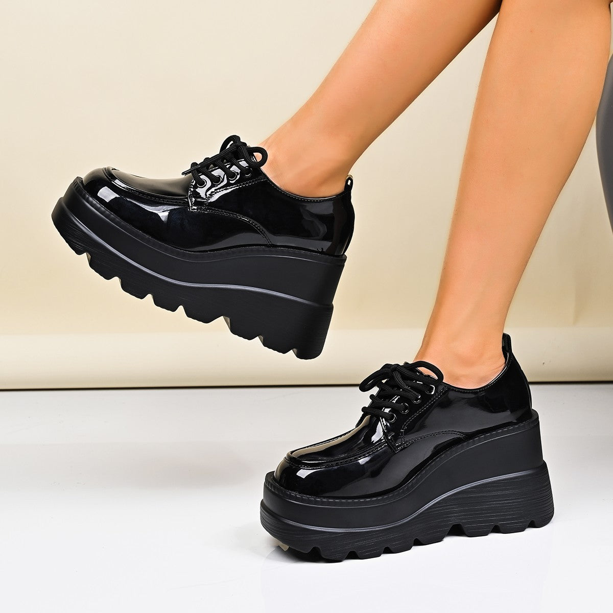 Chaussures à lacets à plateau pour dames avec dessus brillant et semelle antidérapante Chic und Stil