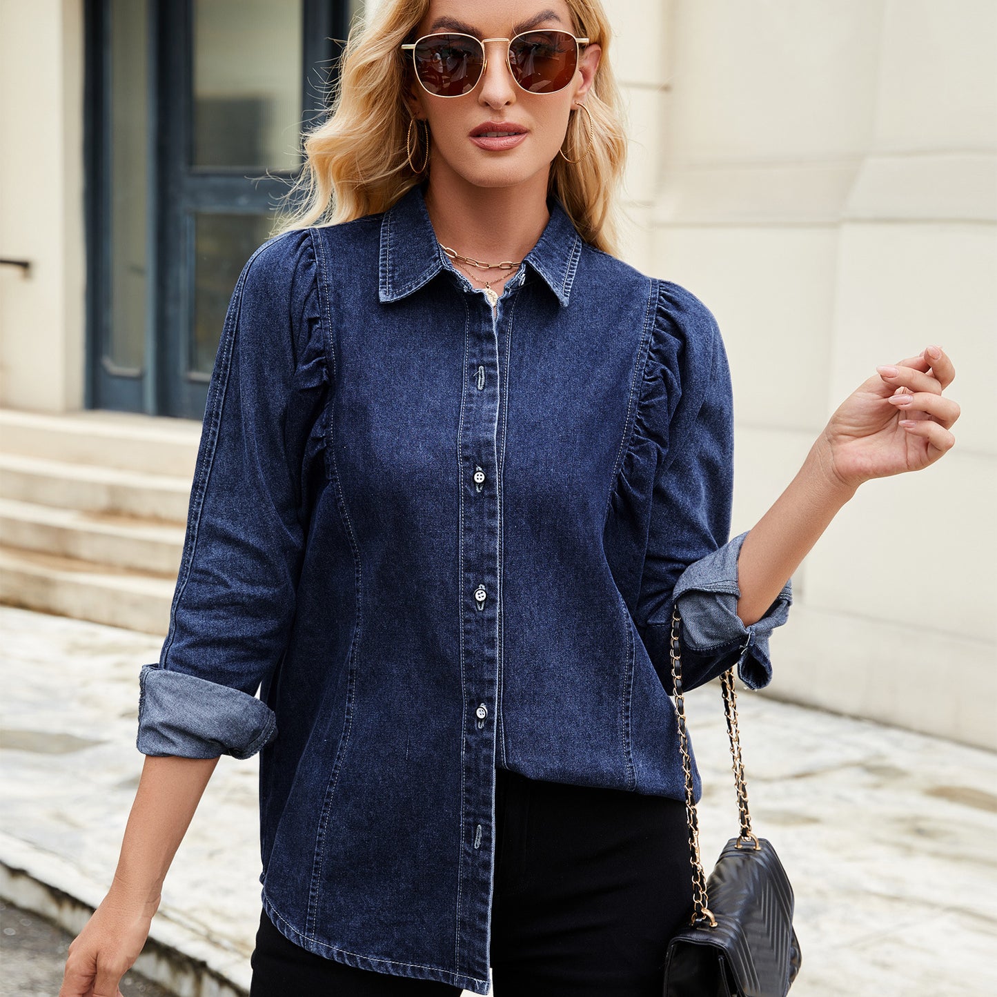 Blouse en denim pour femmes avec des détails en volants et une coupe cintrée Chic und Stil