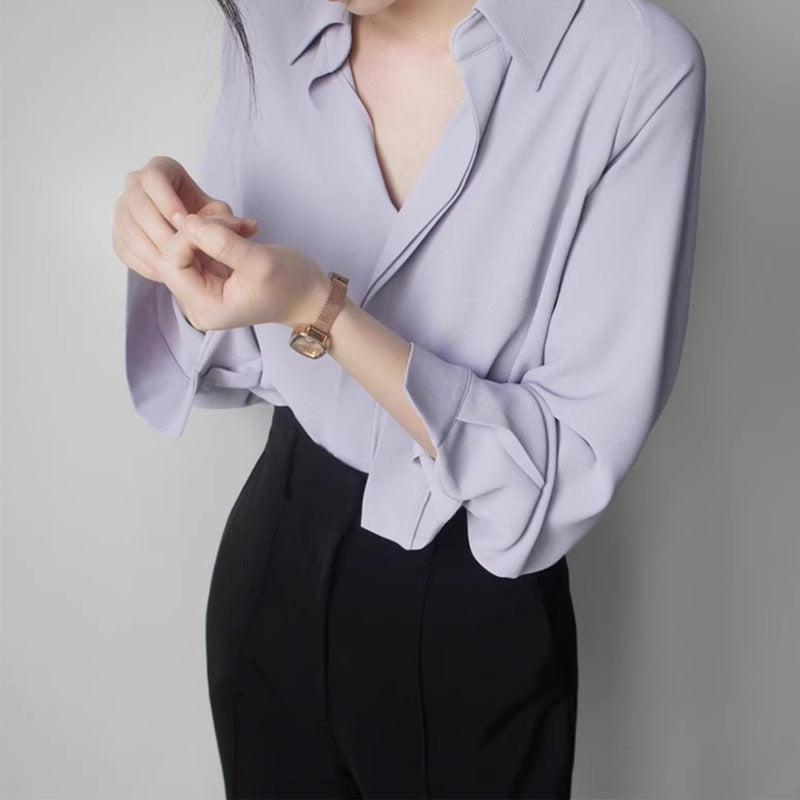 Blouse ajustée pour femmes avec encolure en V et manches évasées subtiles Chic und Stil