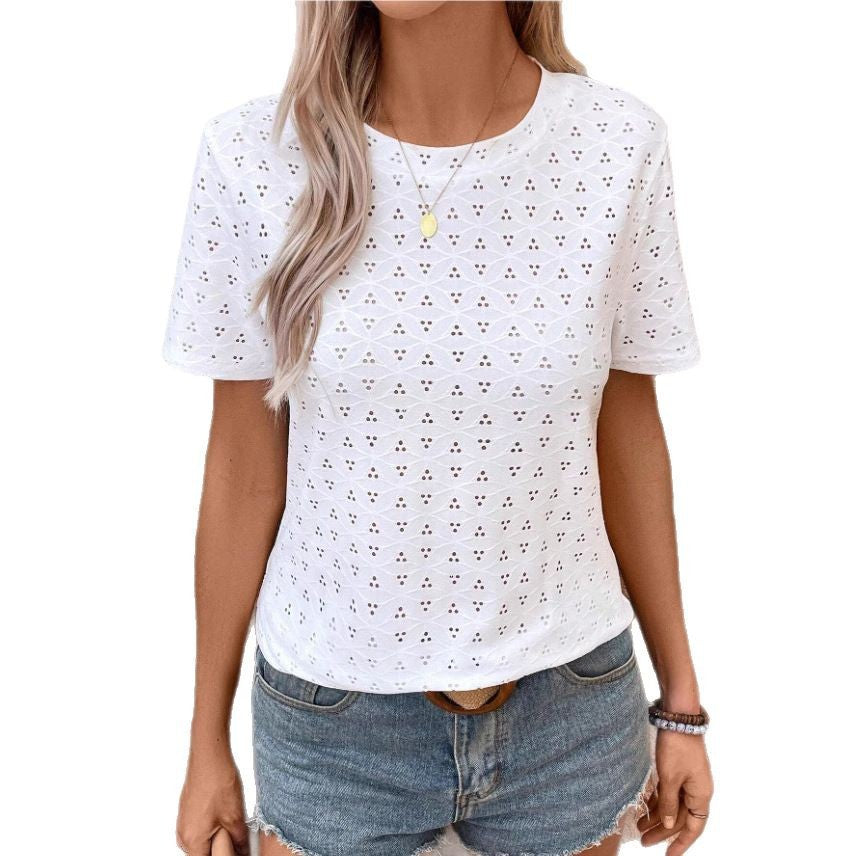 Haut féminin avec détails d'œillets et manches courtes Chic und Stil