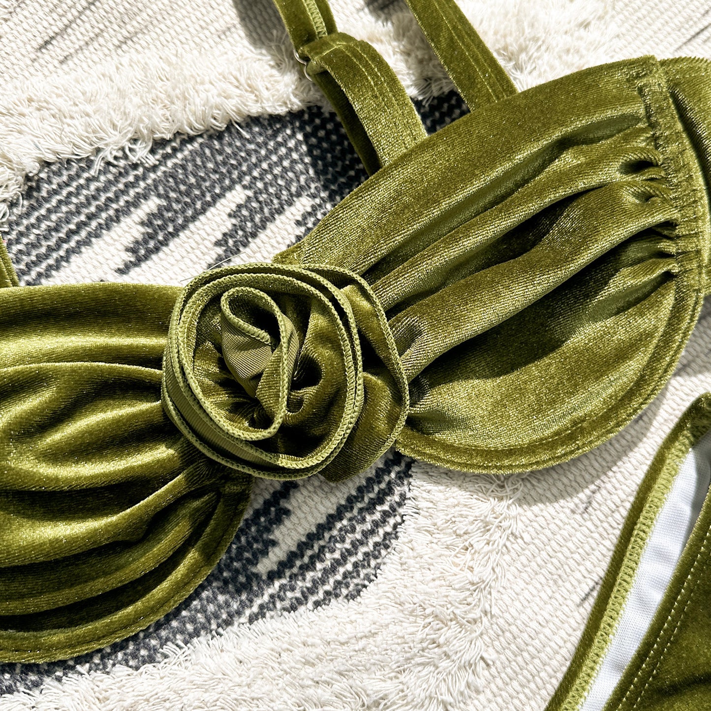 Bikini bandeau pour femmes avec des accents floraux et des détails raffinés Chic und Stil