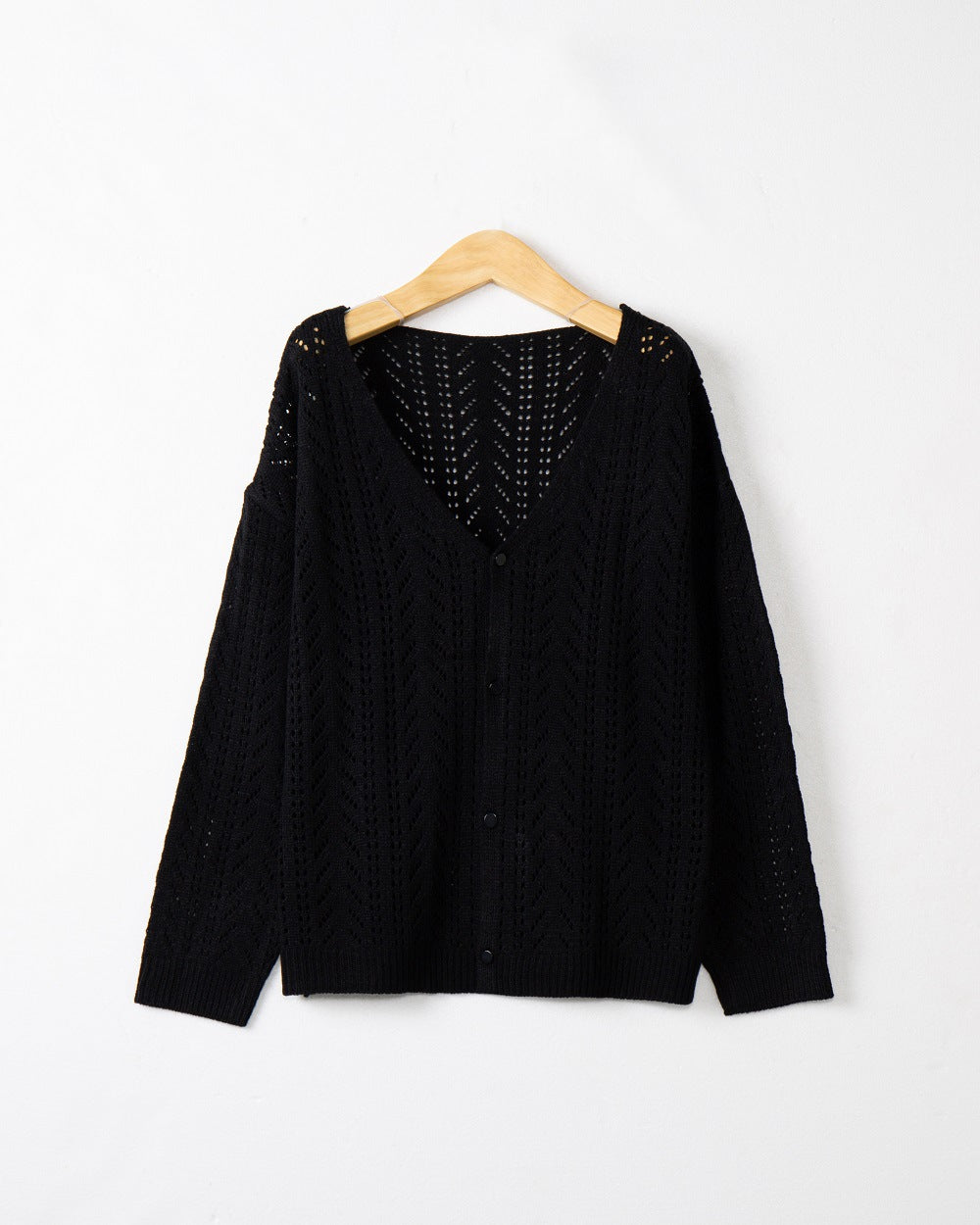 Cardigan tricot féminin avec motif ajouré aérien et décolleté en V Chic und Stil
