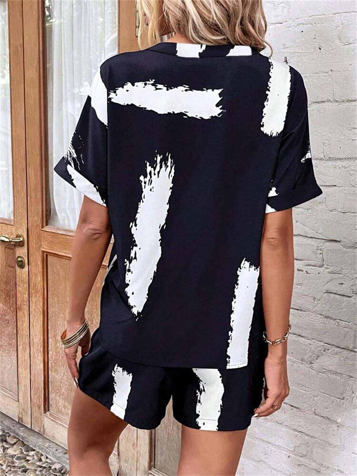 Combinaison courte féminine à la mode avec un haut à motif abstrait et une taille élastique Chic und Stil